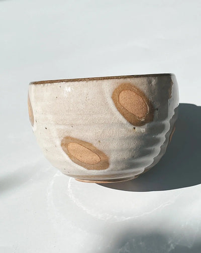 Japansk krus i keramik med hank og brune prikker Studio Hafnia