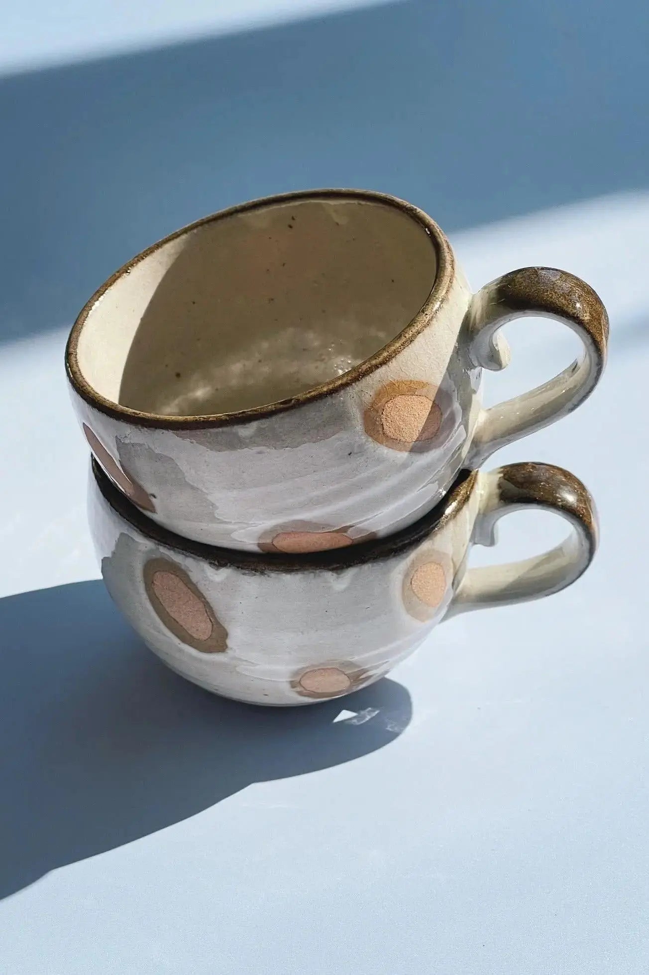 Japansk krus i keramik med hank og brune prikker Studio Hafnia