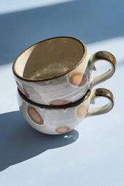 Japansk krus i keramik med hank og brune prikker Studio Hafnia