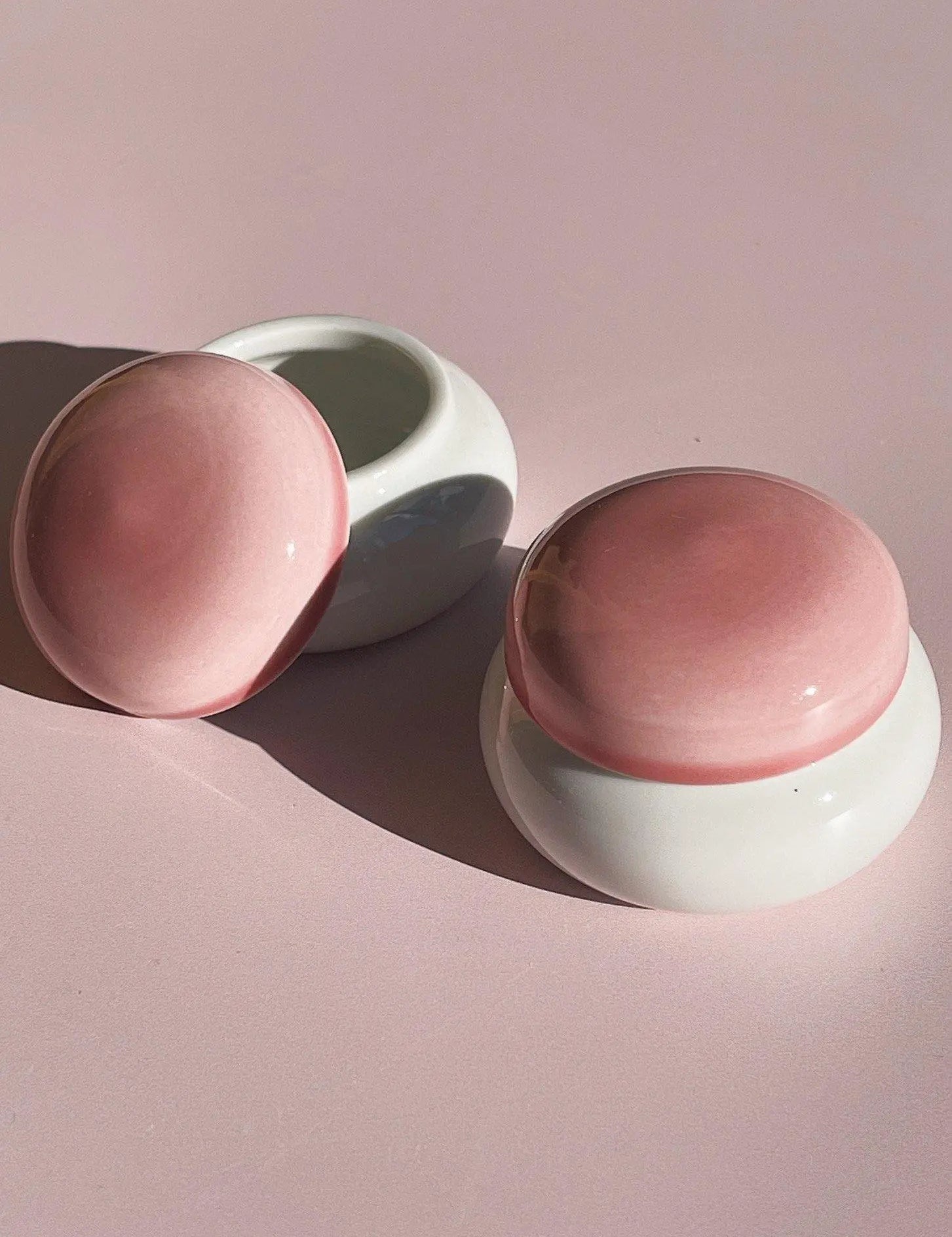 Japansk lågkrukke i keramik | Hvid med rosa låg Studio Hafnia