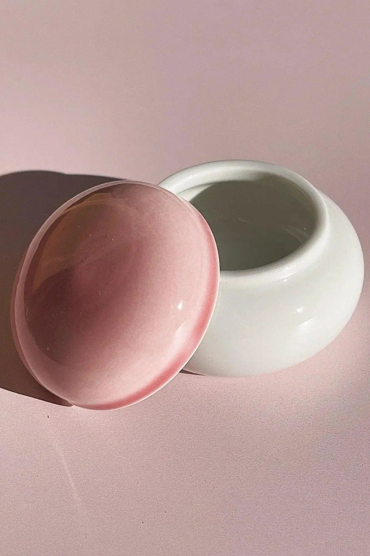 Japansk lågkrukke i keramik | Hvid med rosa låg Studio Hafnia