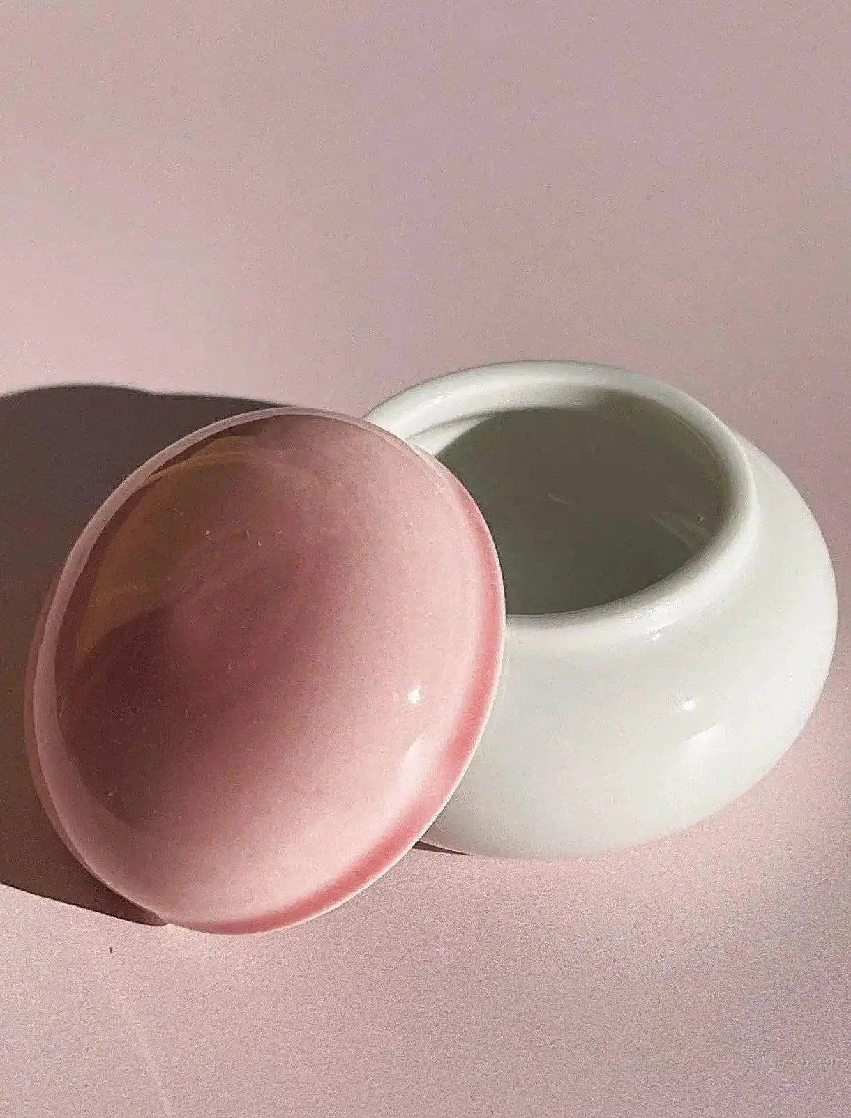 Japansk lågkrukke i keramik | Hvid med rosa låg Studio Hafnia