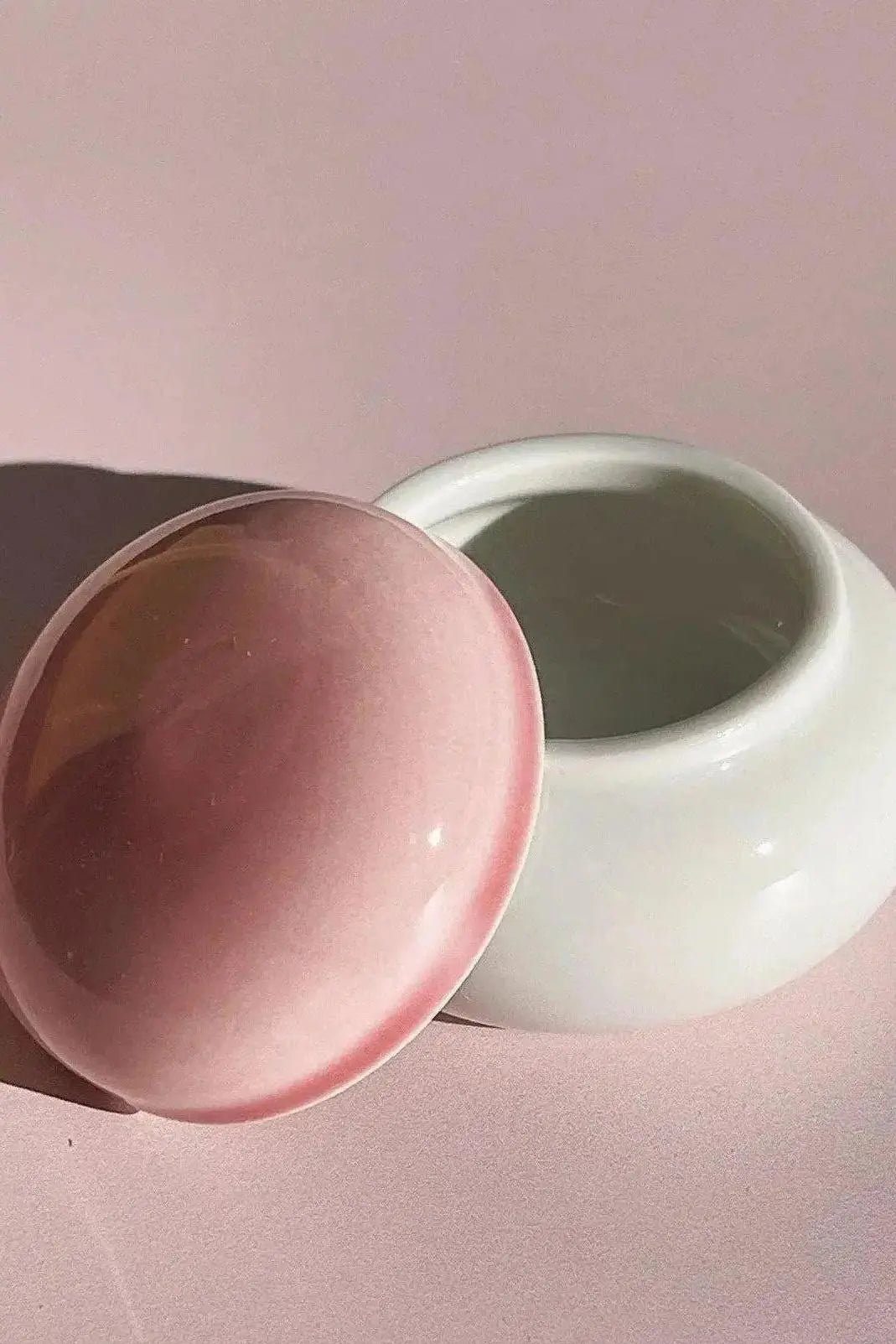 Japansk lågkrukke i keramik | Hvid med rosa låg Studio Hafnia