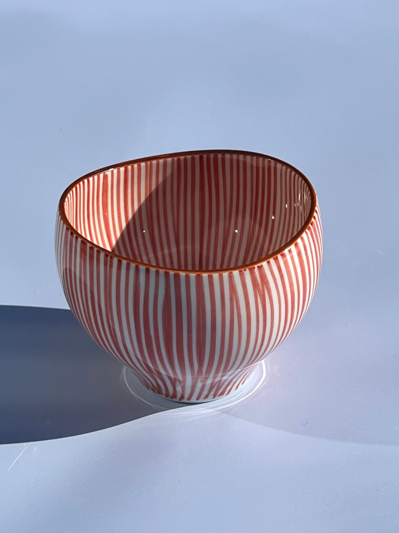Japansk rød/hvid stribet krus i organisk form – STUDIO HAFNIA