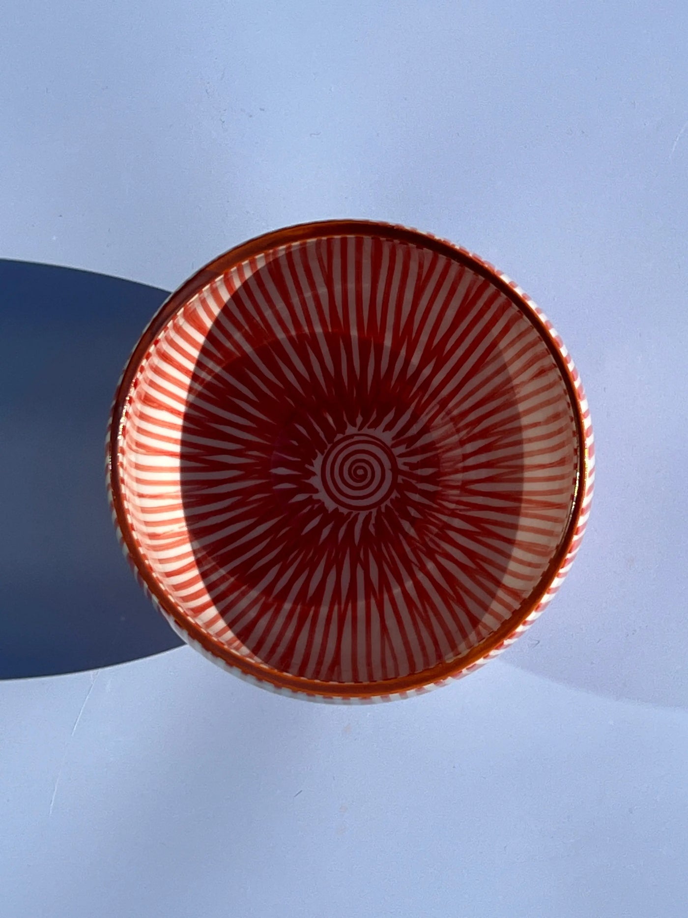 Japansk rød/hvid stribet krus i organisk form – STUDIO HAFNIA