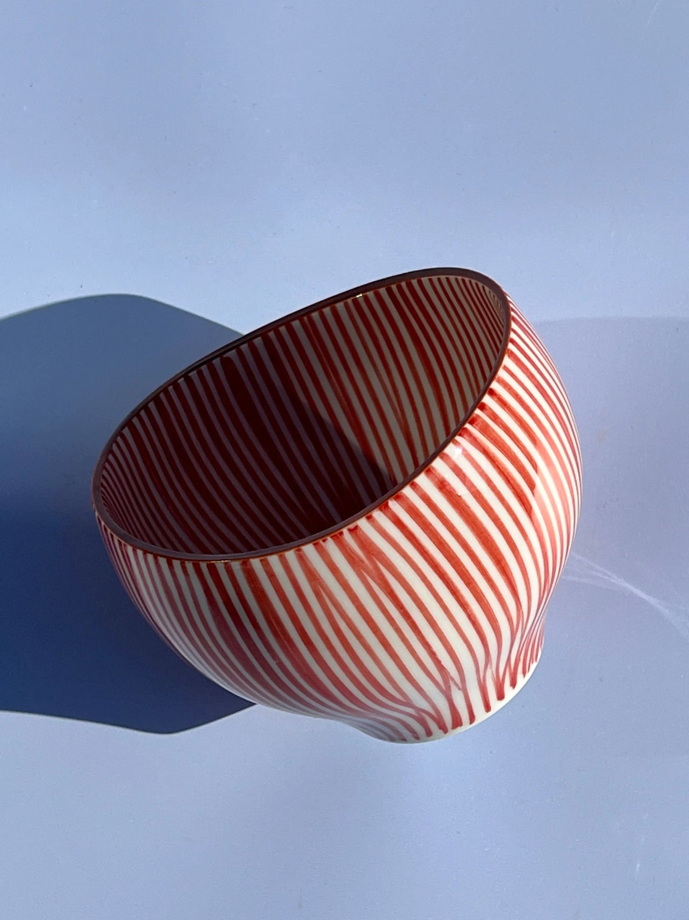 Japansk rød/hvid stribet krus i organisk form Studio Hafnia