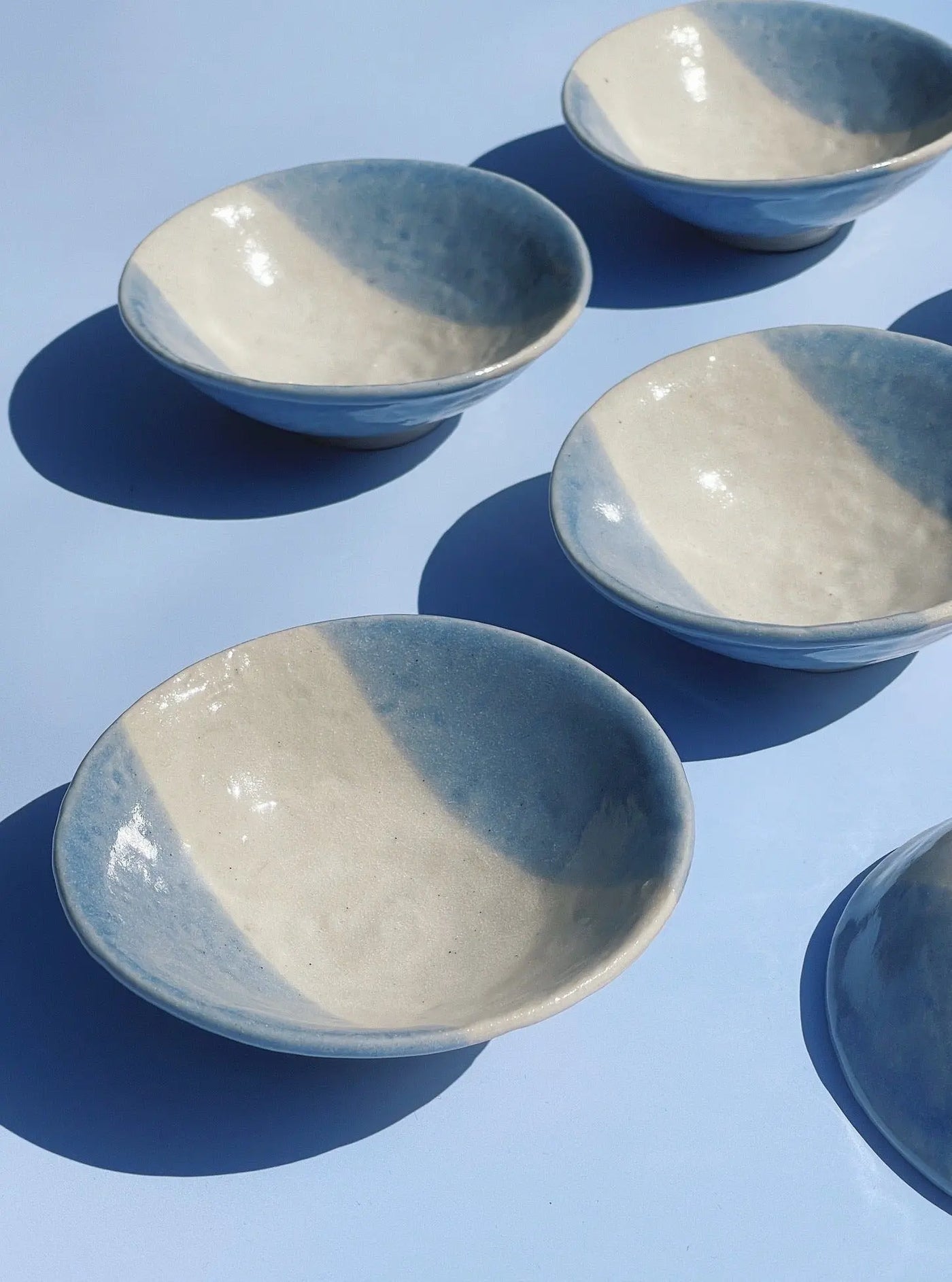 Japansk skål i lyseblå og hvid keramik Studio Hafnia