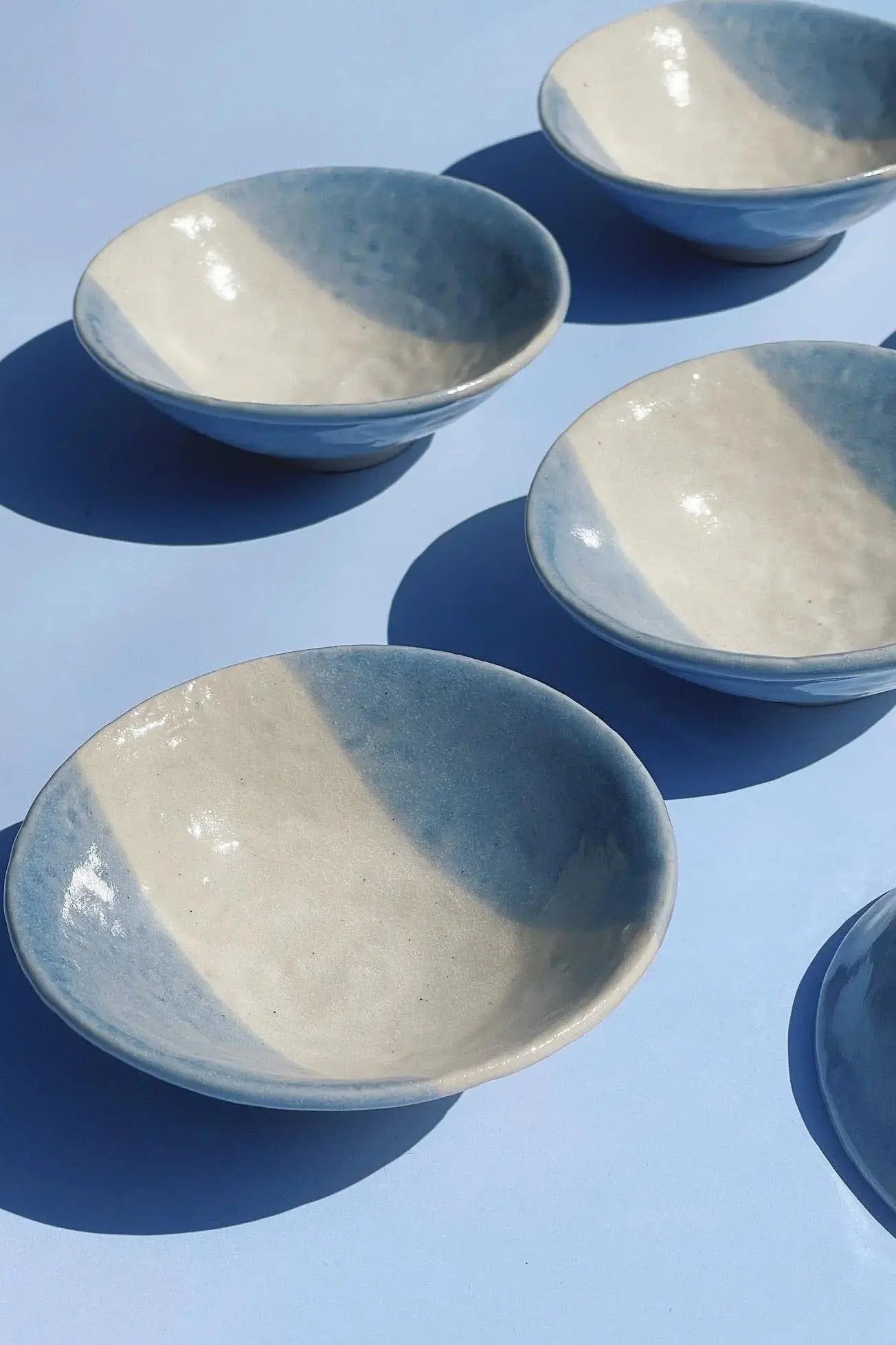 Japansk skål i lyseblå og hvid keramik Studio Hafnia