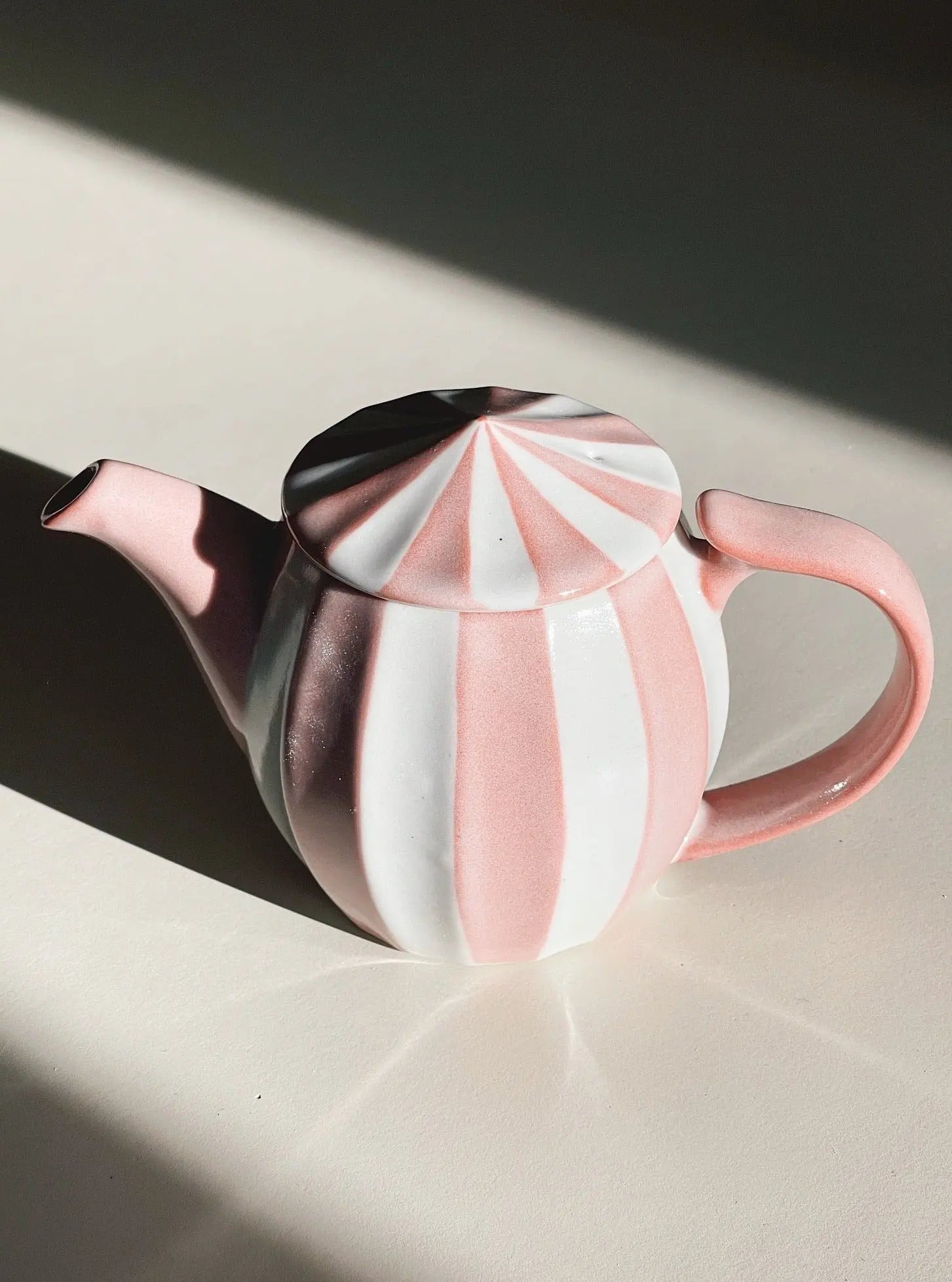 Japansk tekande i keramik | Pink/Hvid stribet Studio Hafnia
