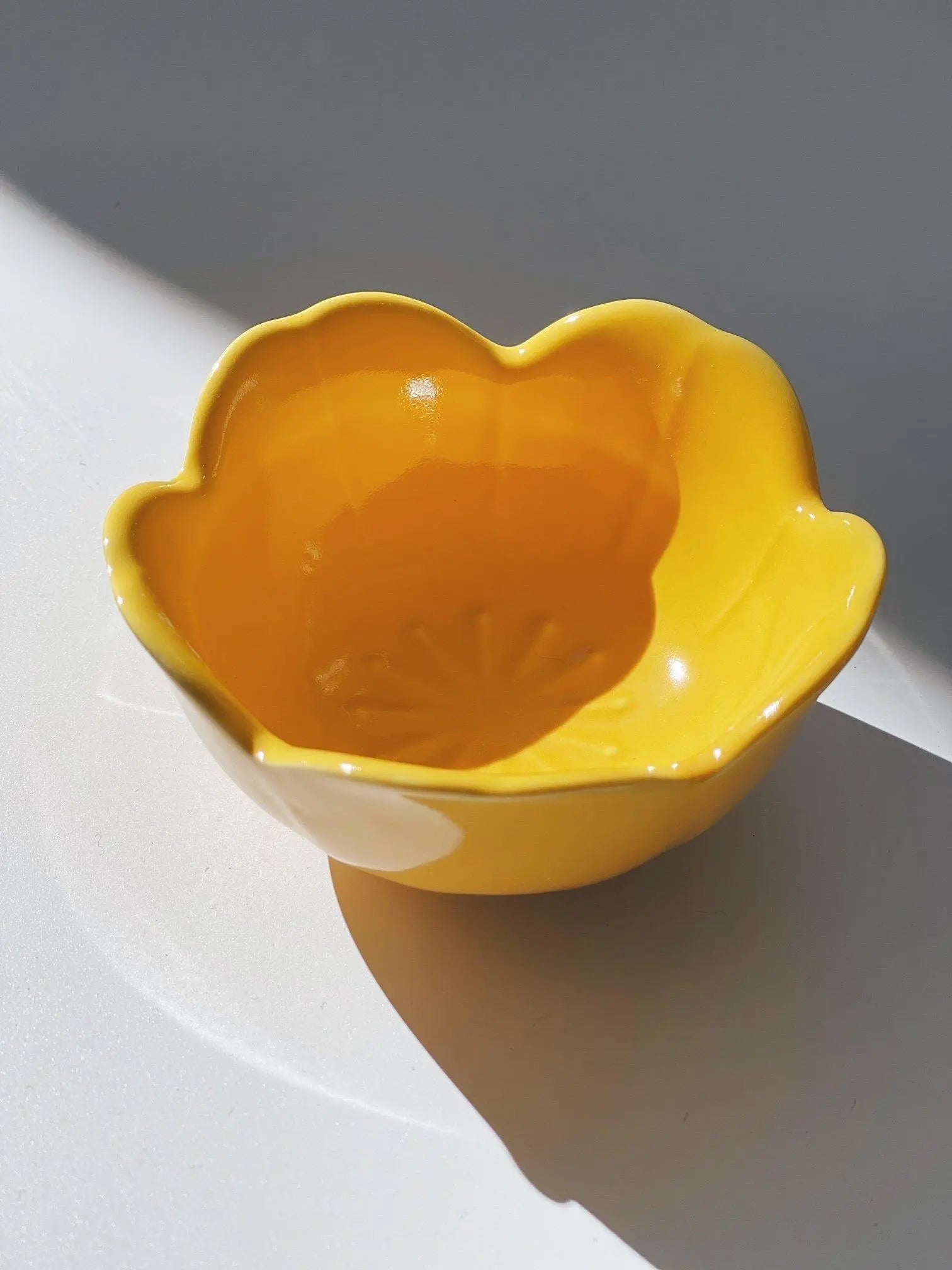 Japansk, blomsterformålet skål i keramik | Gul Studio Hafnia