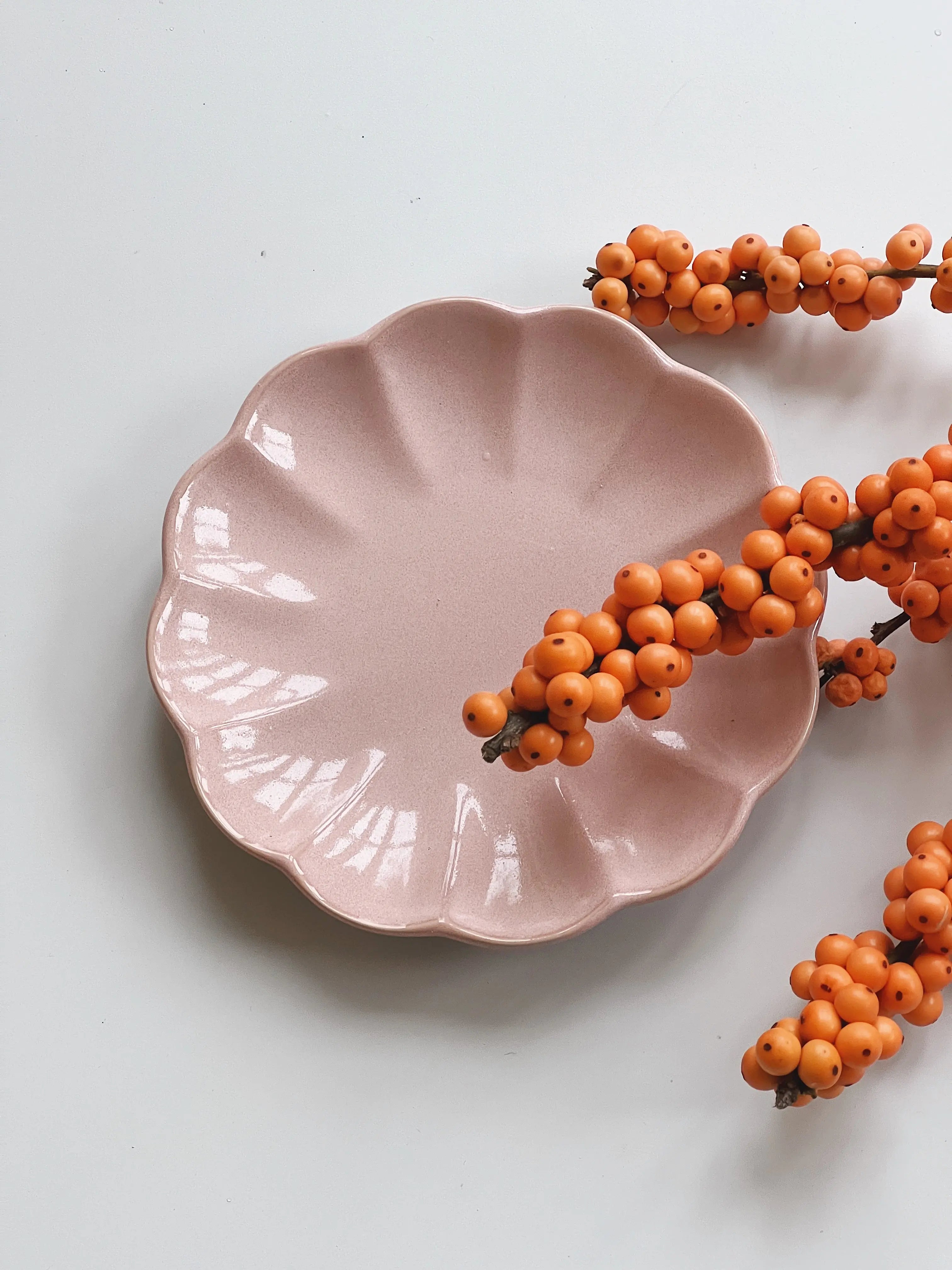 Japansk, blomsterformet tallerken | Rosa Studio Hafnia