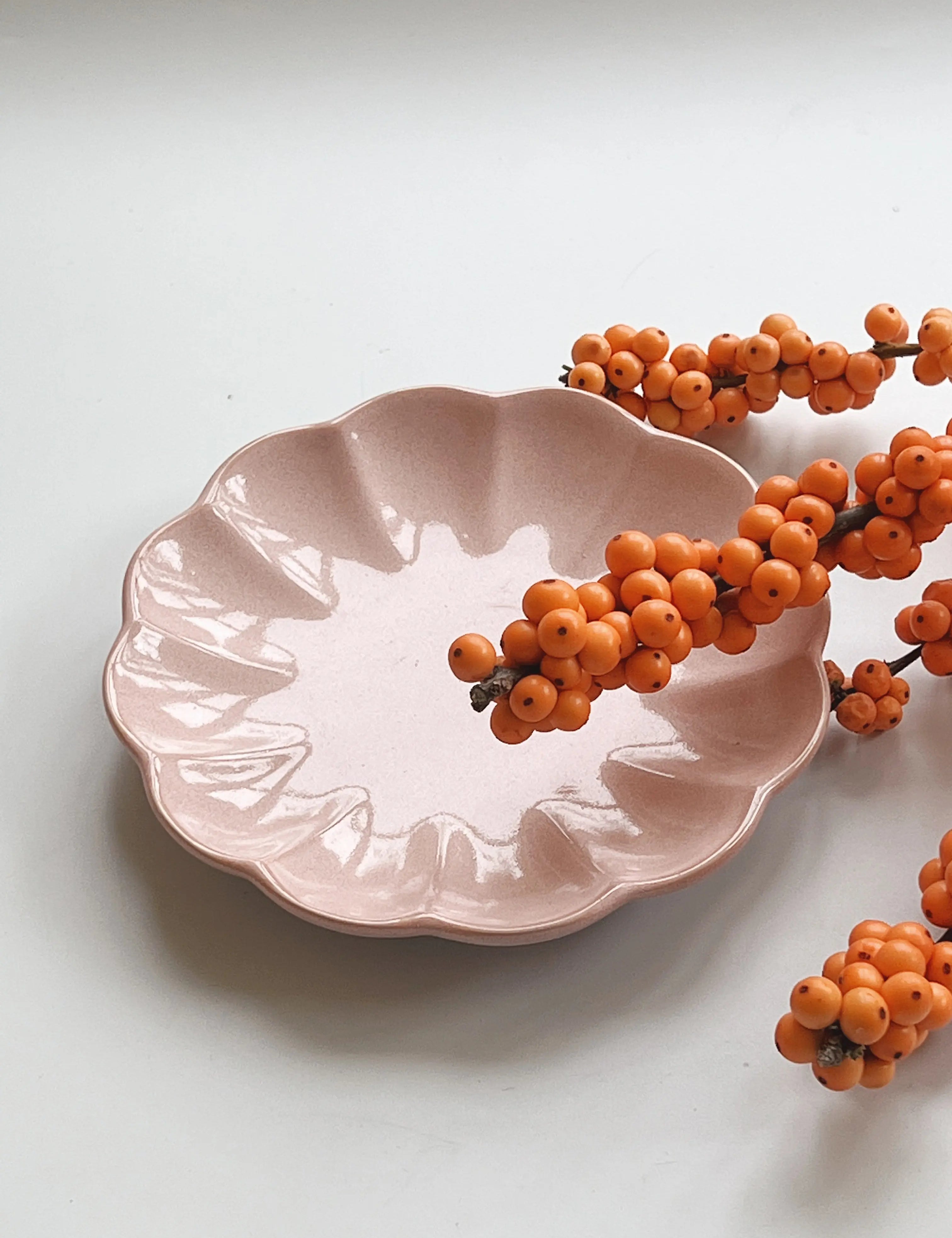 Japansk, blomsterformet tallerken | Rosa Studio Hafnia