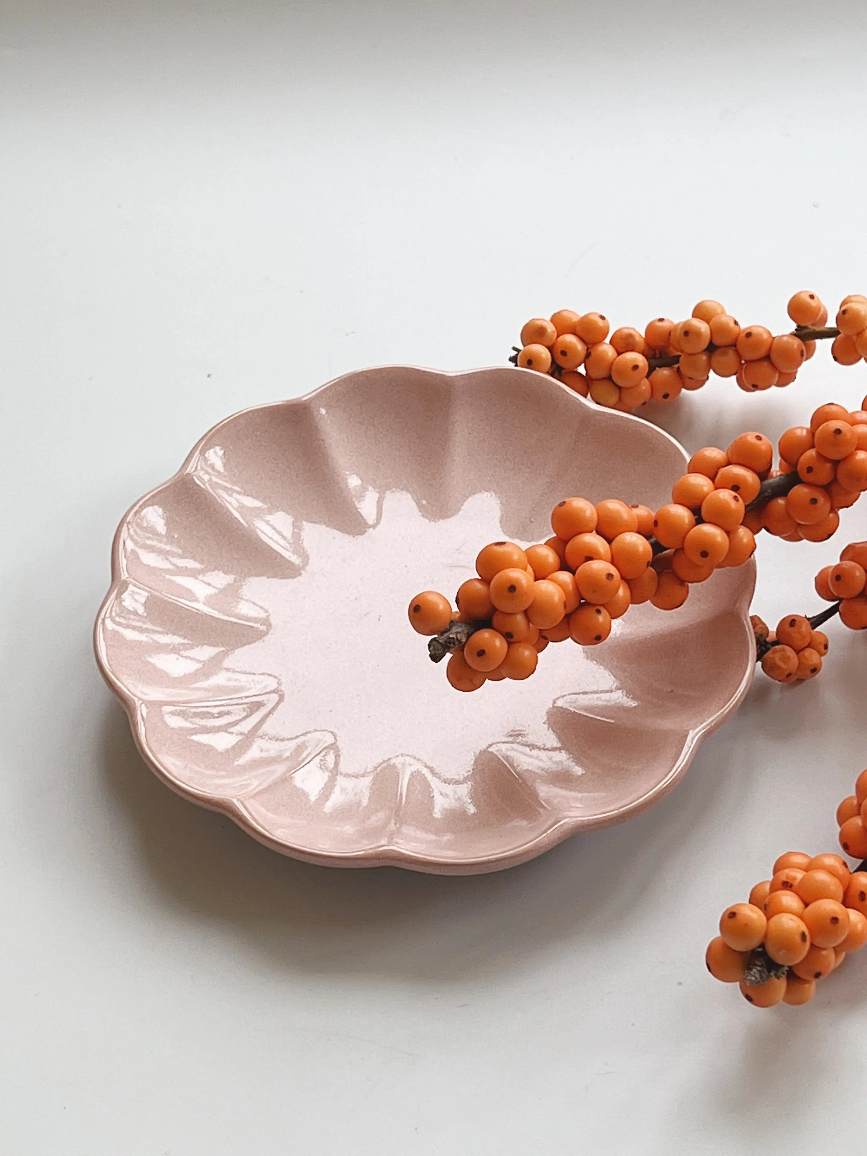 Japansk, blomsterformet tallerken | Rosa Studio Hafnia