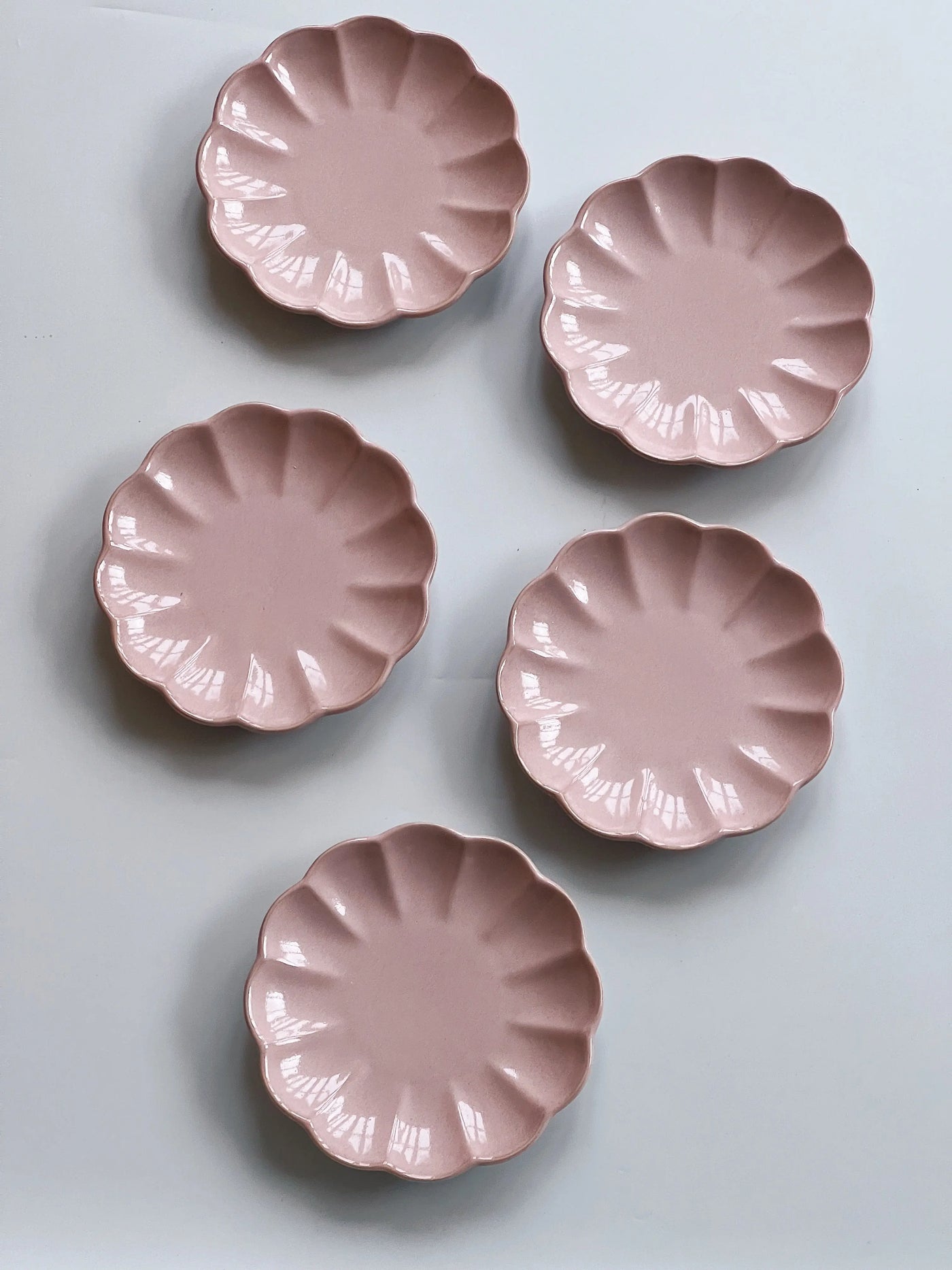 Japansk, blomsterformet tallerken | Rosa Studio Hafnia