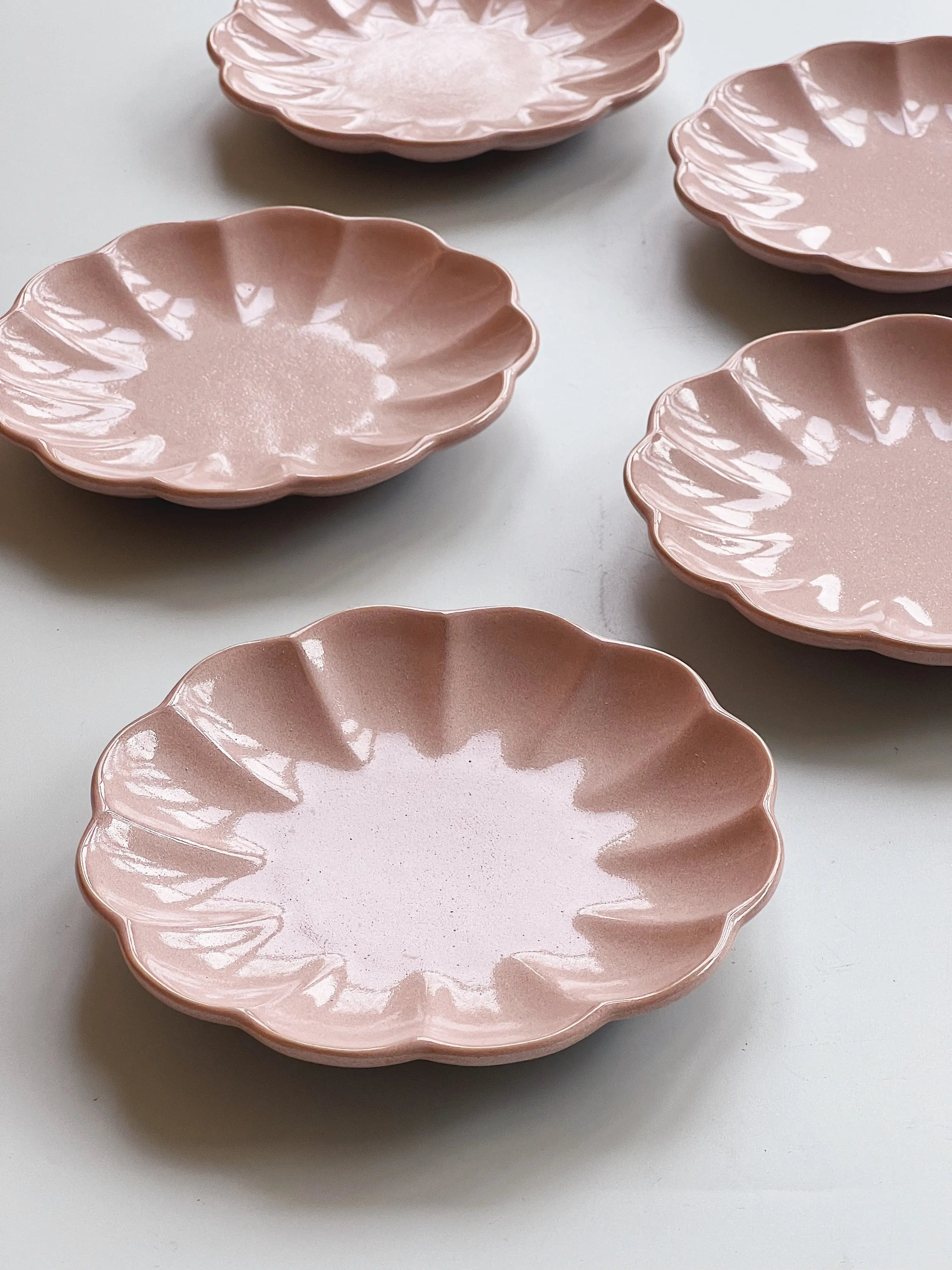 Japansk, blomsterformet tallerken | Rosa Studio Hafnia
