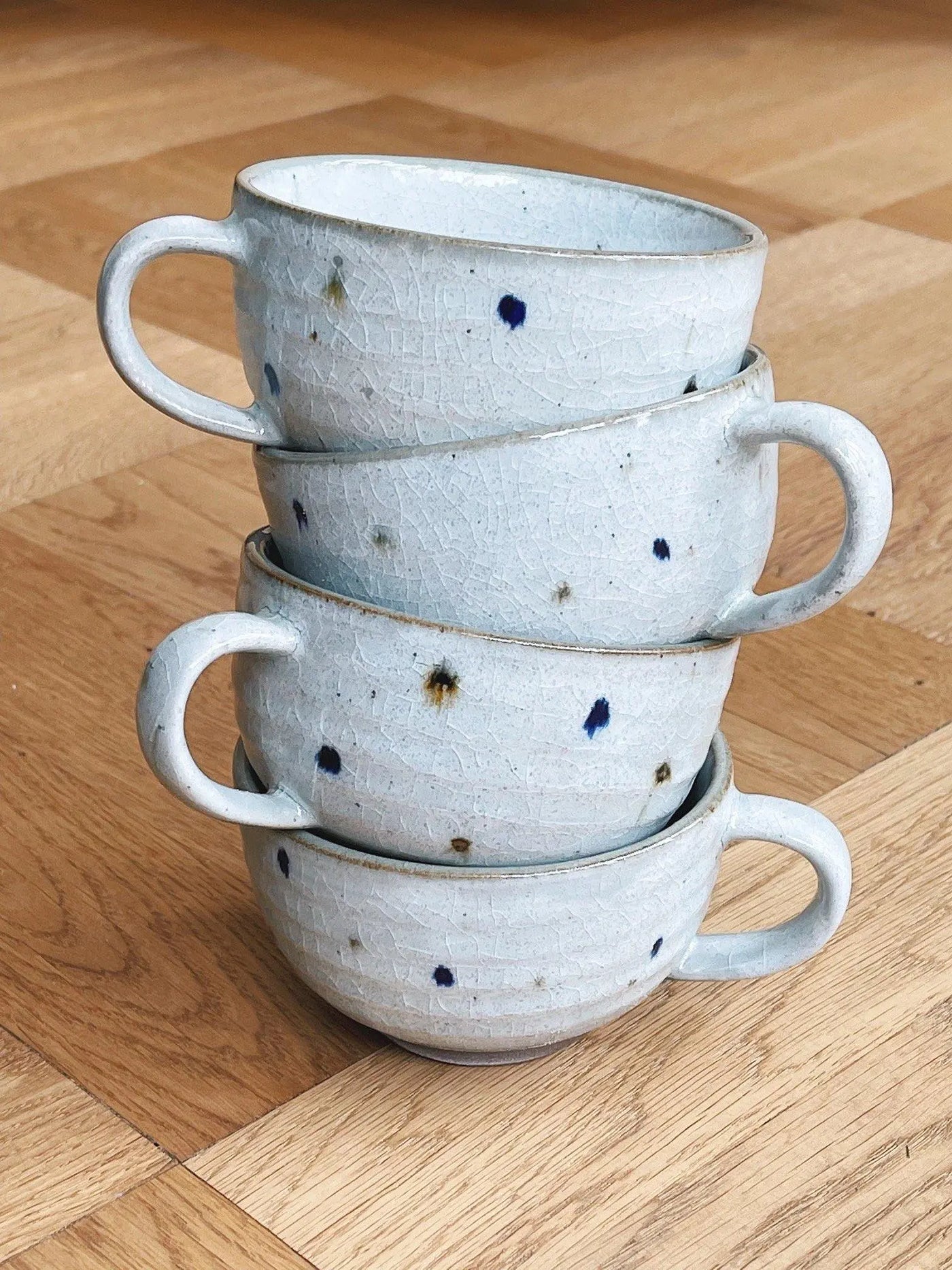 Japansk, sandfarvet krus i keramik med blå og brune prikker Studio Hafnia