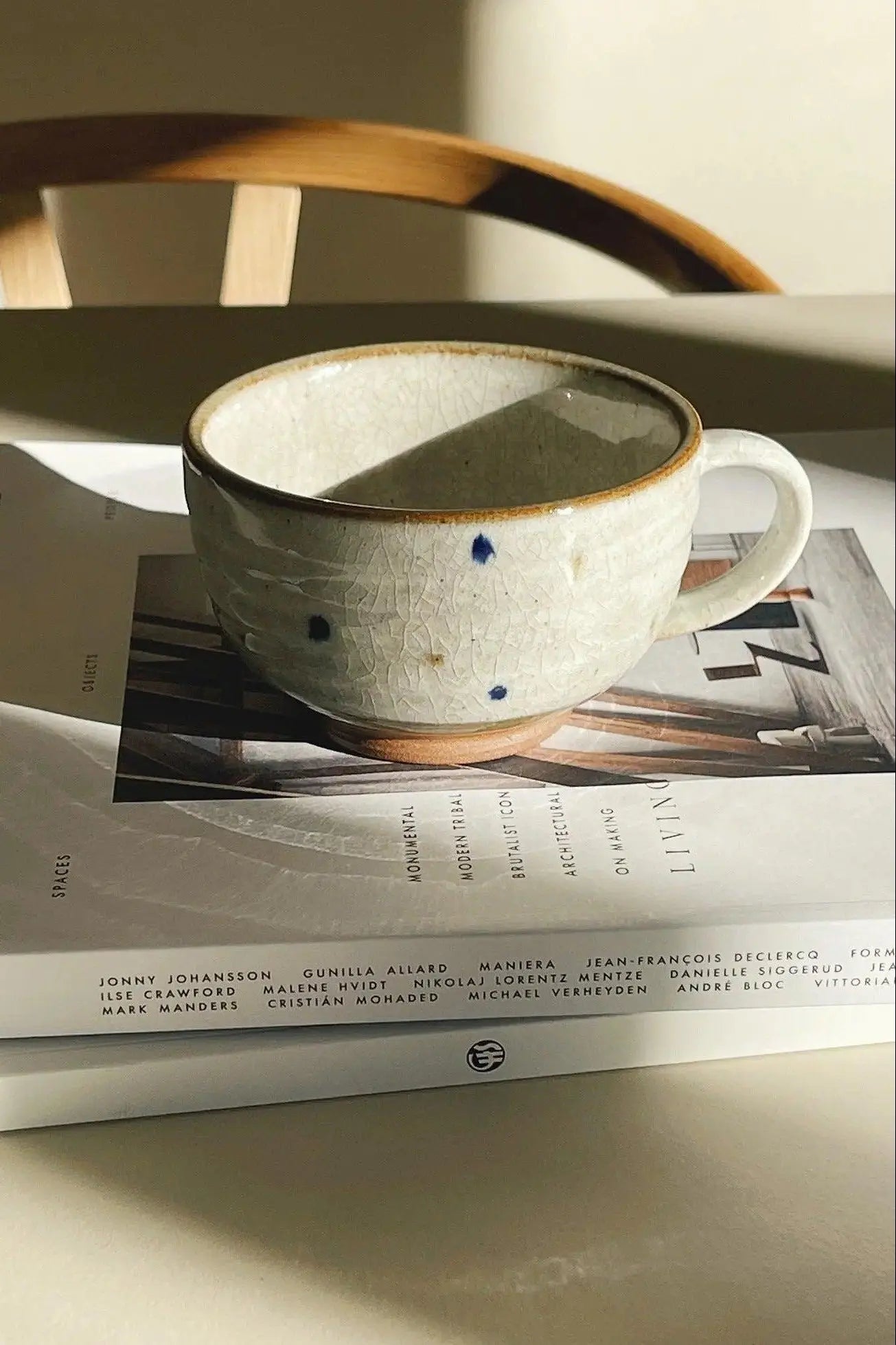 Japansk, sandfarvet krus i keramik med hank og blå og brune prikker Studio Hafnia