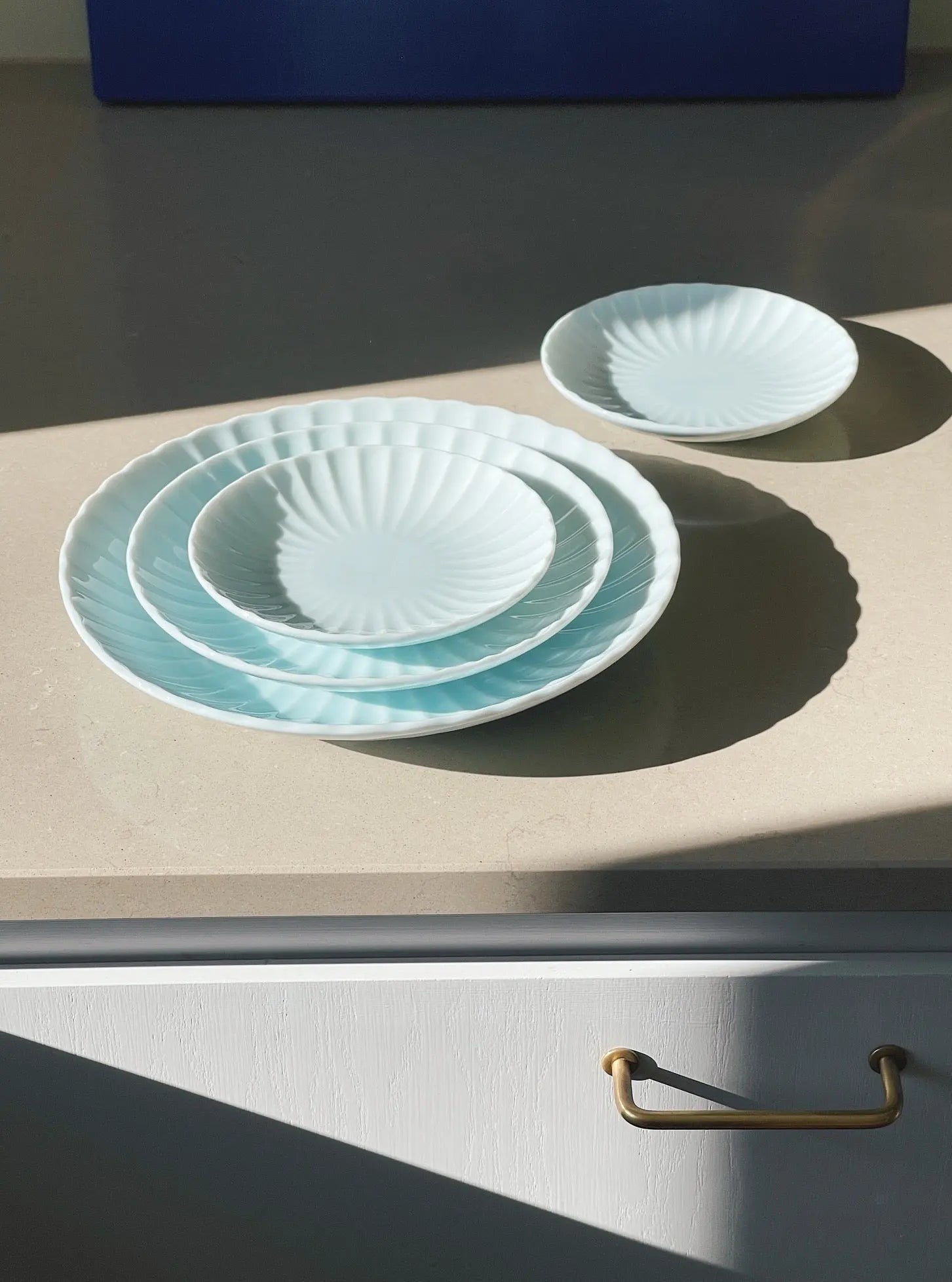 Japanske, blomsterformede chrysanthemum tallerkener | Lyseblå - 4 størrelser Studio Hafnia