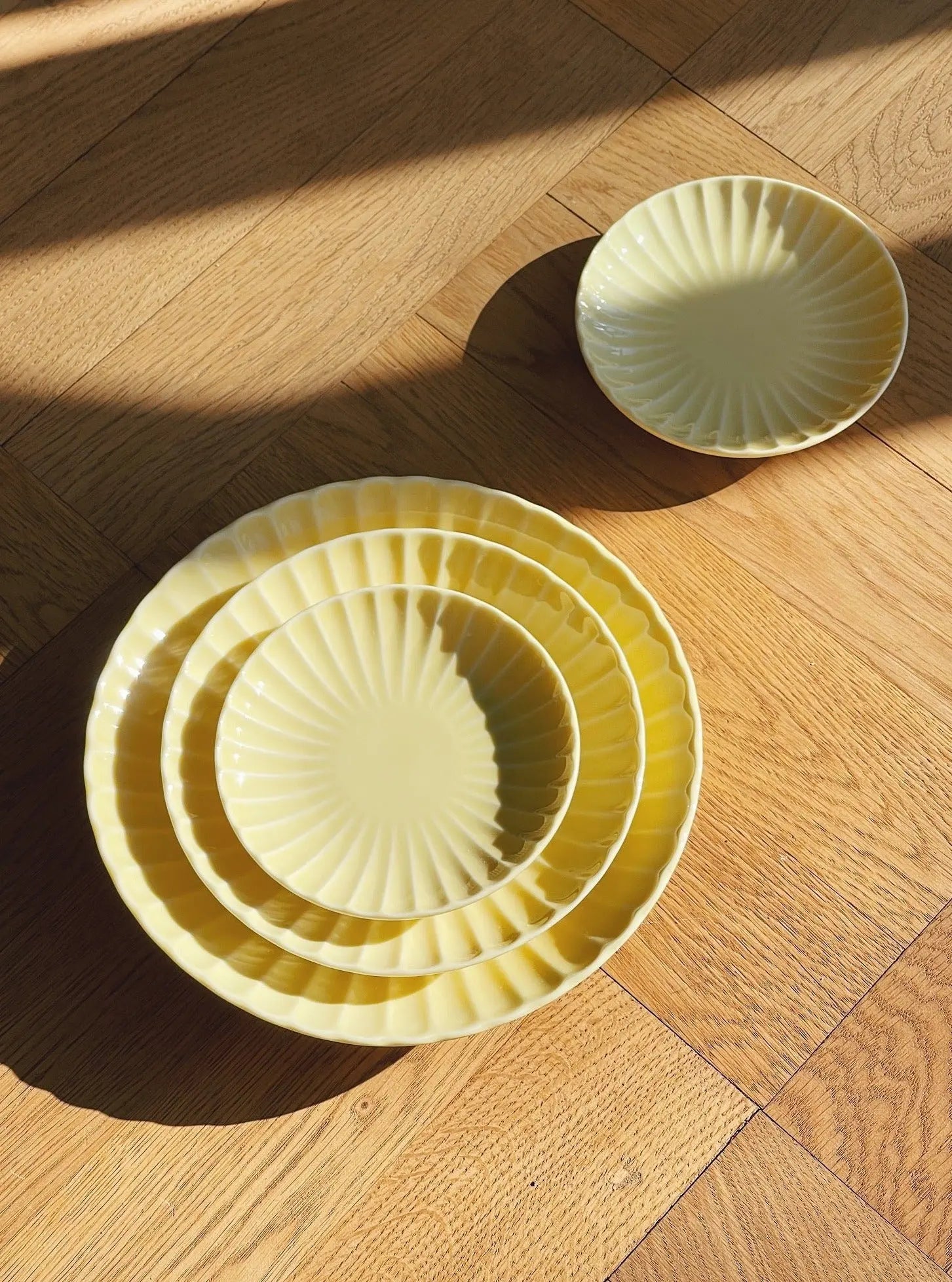 Japanske, blomsterformede chrysanthemum tallerkener | Lysegul - 4 størrelser Studio Hafnia