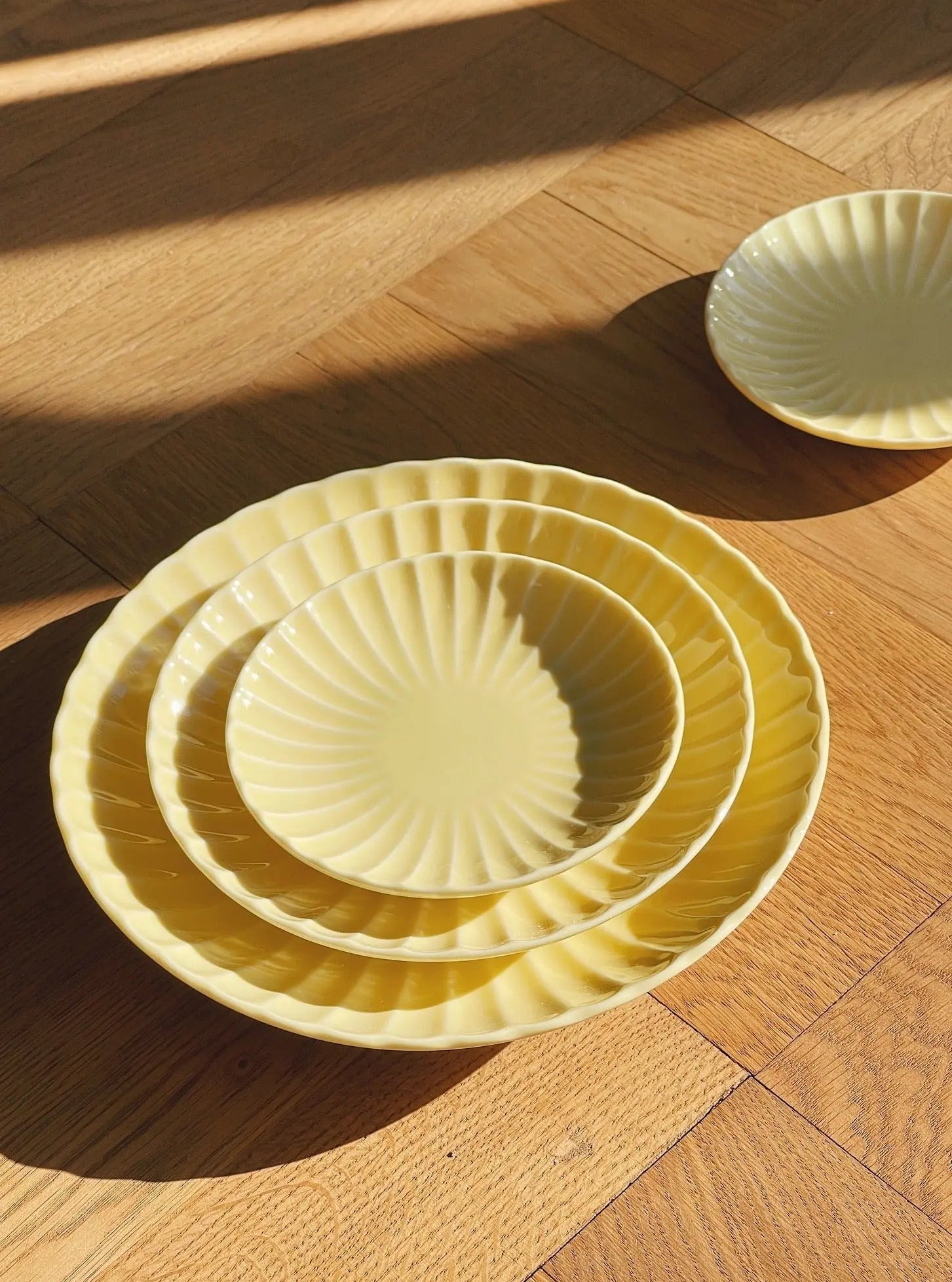 Japanske, blomsterformede chrysanthemum tallerkener | Lysegul - 4 størrelser Studio Hafnia