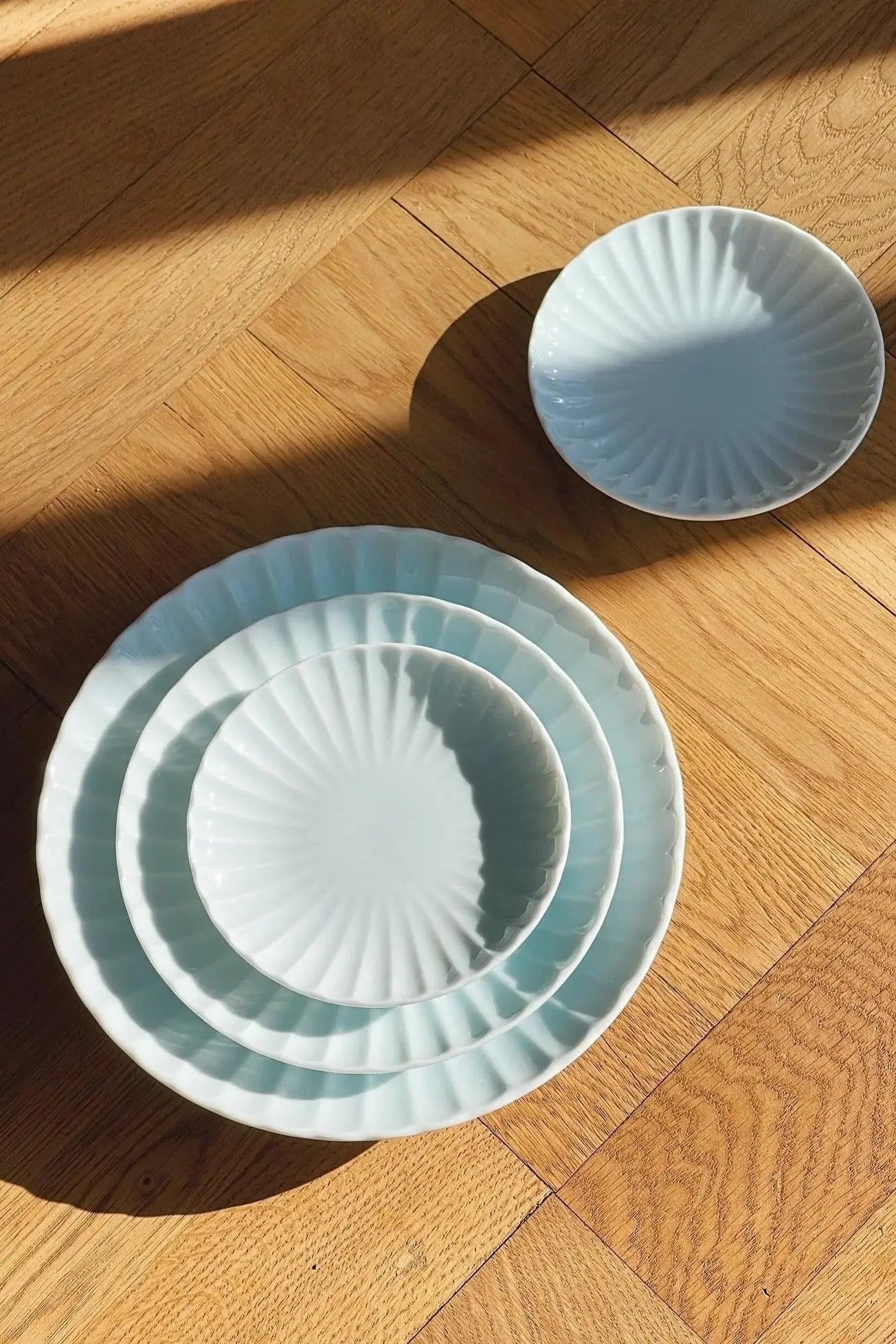 Japanske, blomsterformede chrysanthemum tallerkener | Lyseblå - 4 størrelser Studio Hafnia