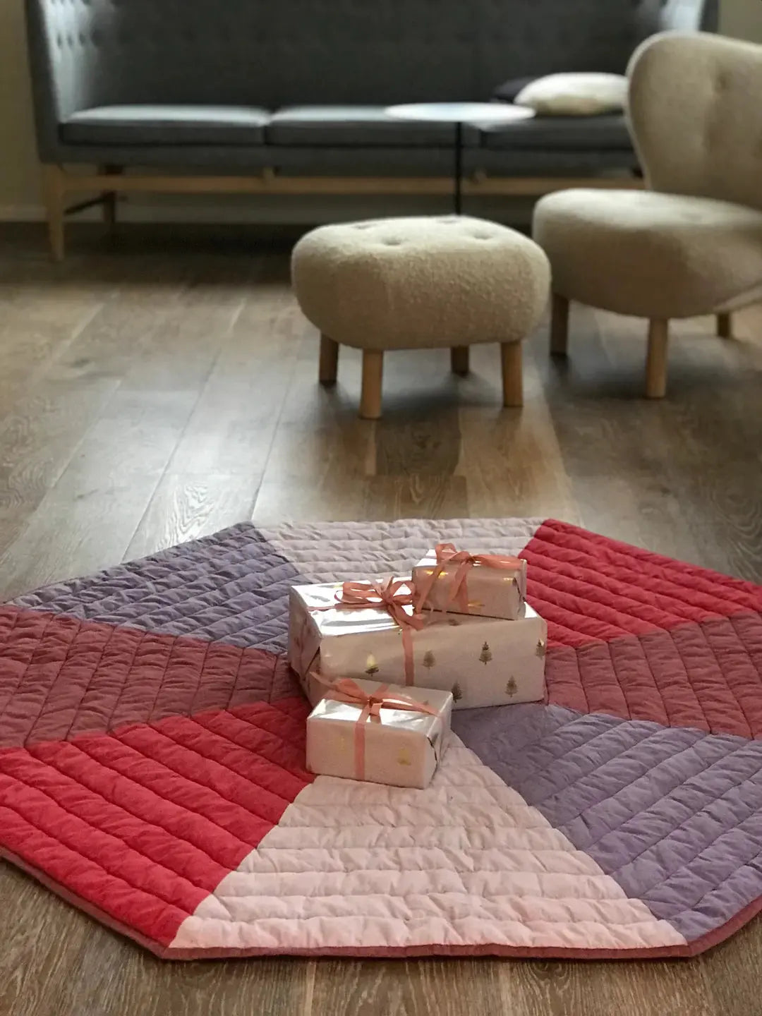 Jou Quilts Patchwork juletræstæppe | Ø120cm Rød/Lilla Jou Quilts