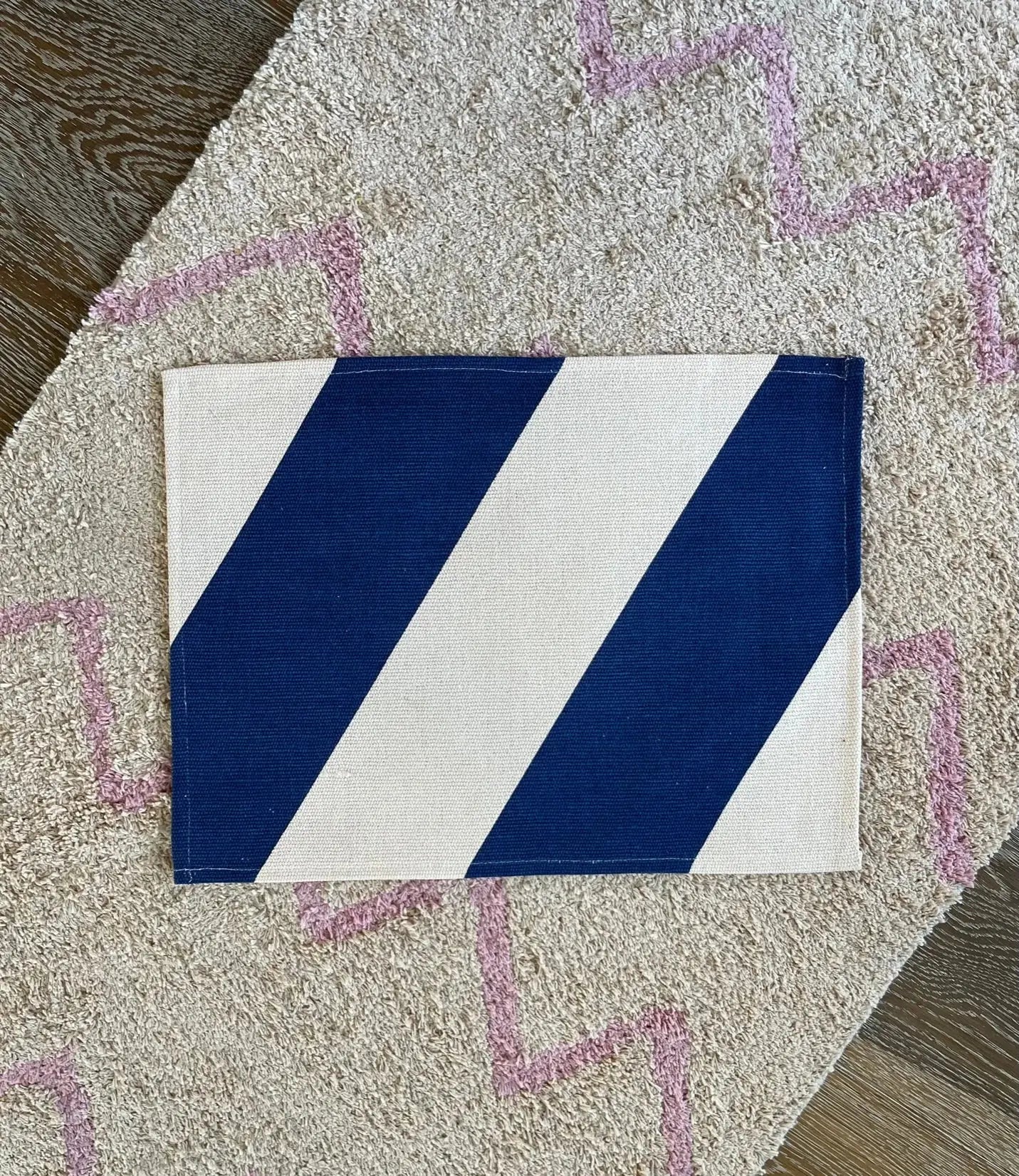 Jou Quilts dækkeserviet | Blå/creme skrå striber Jou Quilts