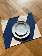 Jou Quilts dækkeserviet | Blå/creme skrå striber Jou Quilts