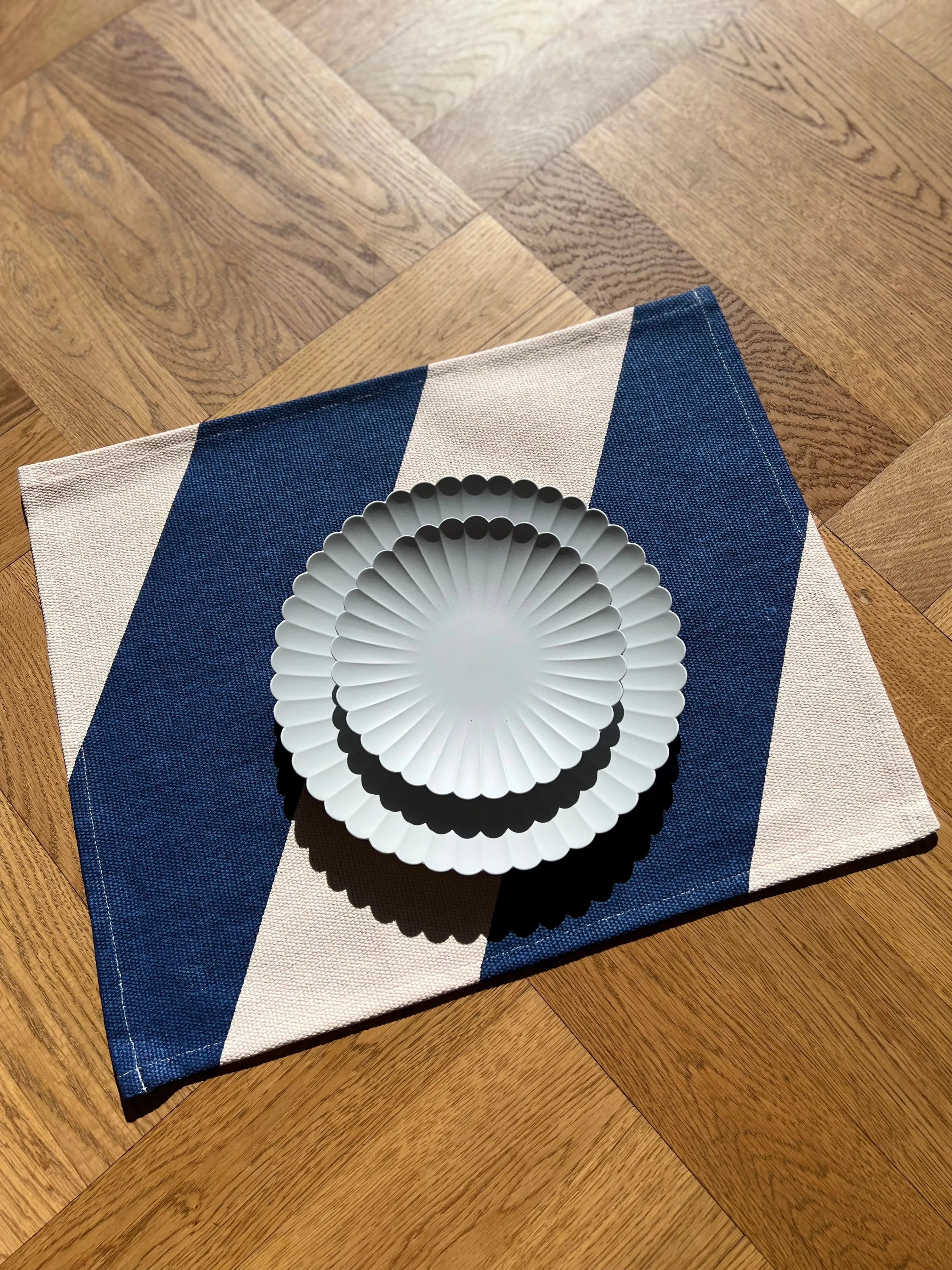 Jou Quilts dækkeserviet | Blå/creme skrå striber Jou Quilts