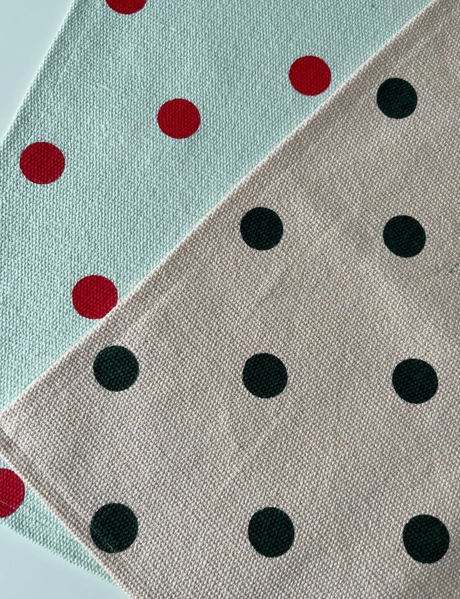 Jou Quilts dækkeserviet | Mørkegrønne prikker Jou Quilts