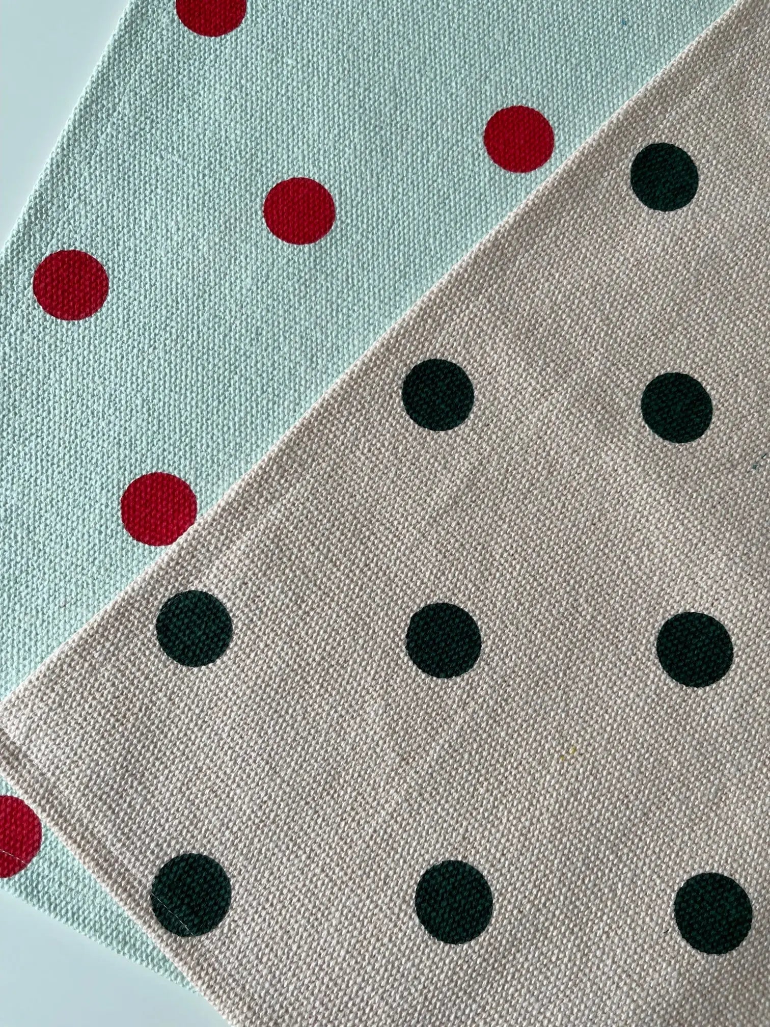 Jou Quilts dækkeserviet | Mørkegrønne prikker Jou Quilts