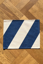 Jou Quilts dækkeserviet | Blå/creme brede skrå striber Jou Quilts