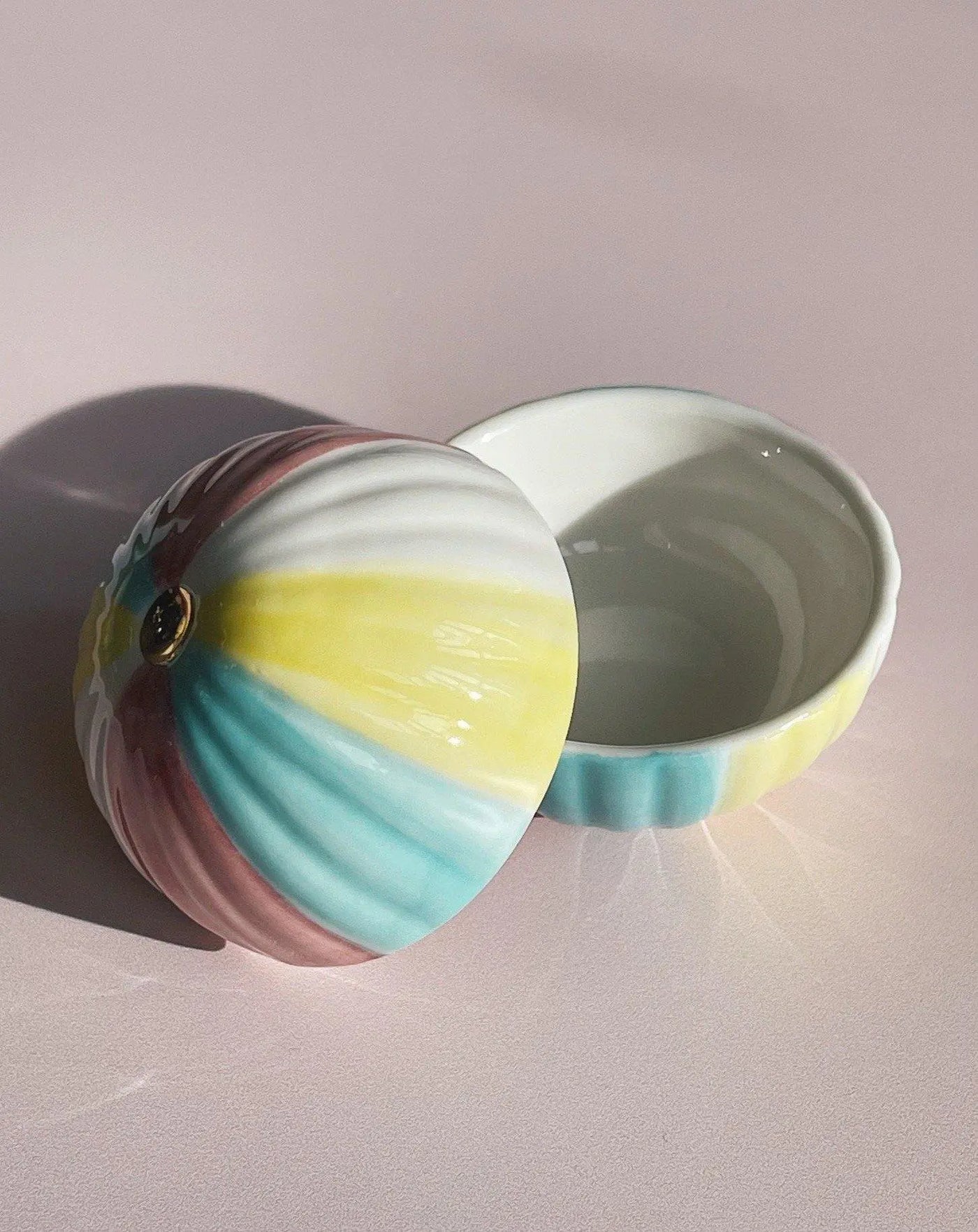 Keramik lågkrukke med pastelfarvede striber fra Japan Studio Hafnia