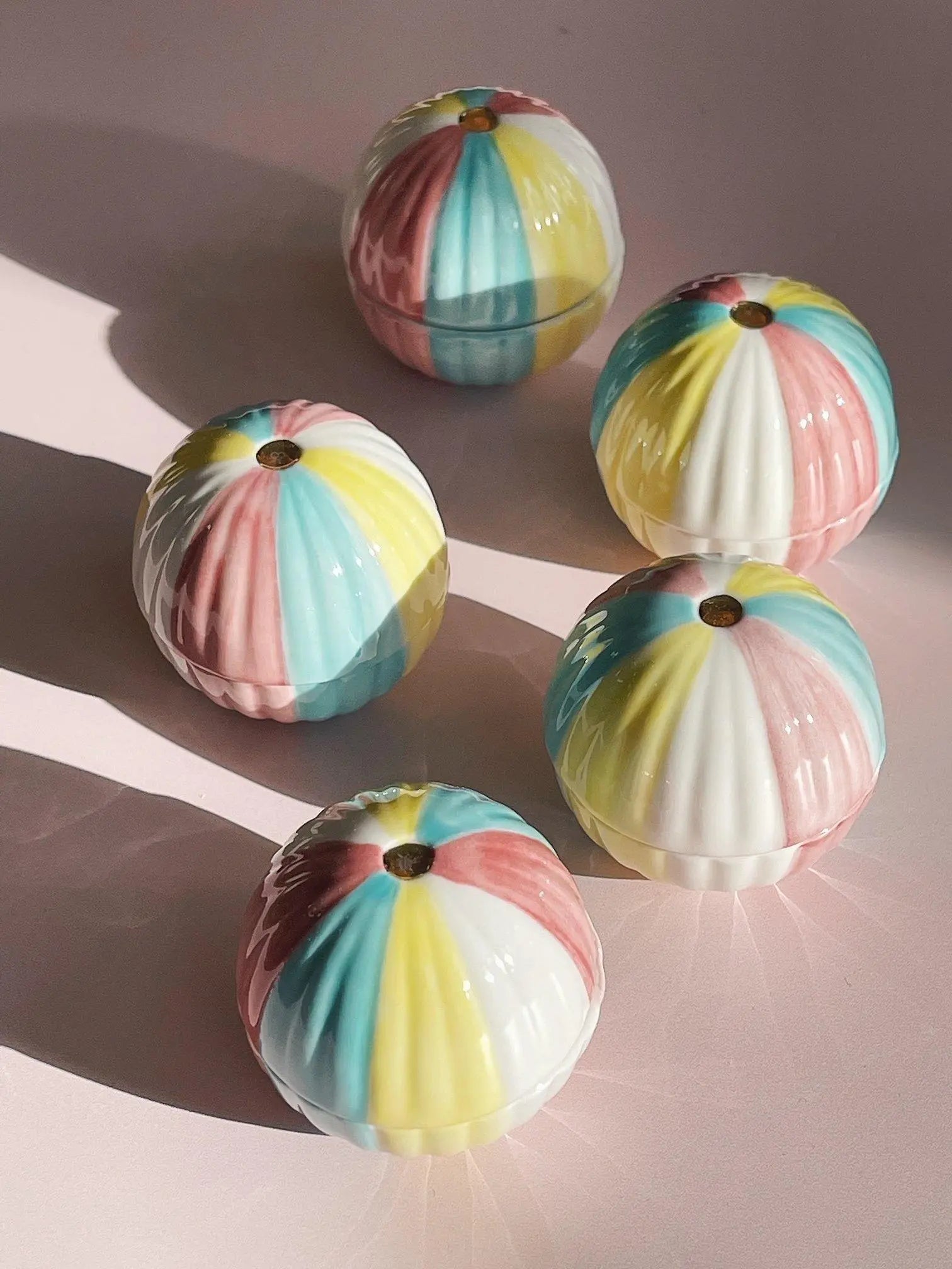 Keramik lågkrukke med pastelfarvede striber fra Japan Studio Hafnia