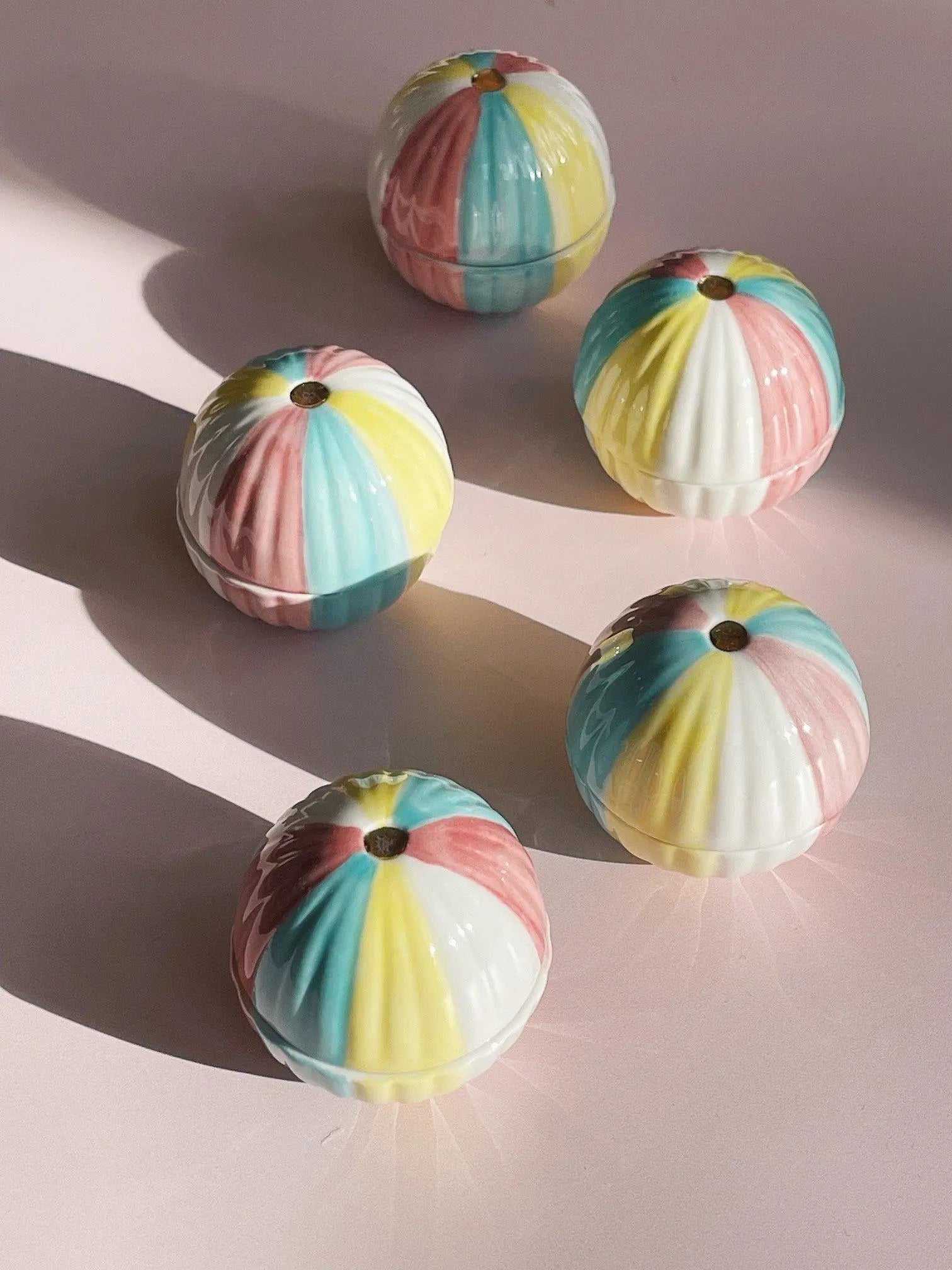 Keramik lågkrukke med pastelfarvede striber fra Japan Studio Hafnia