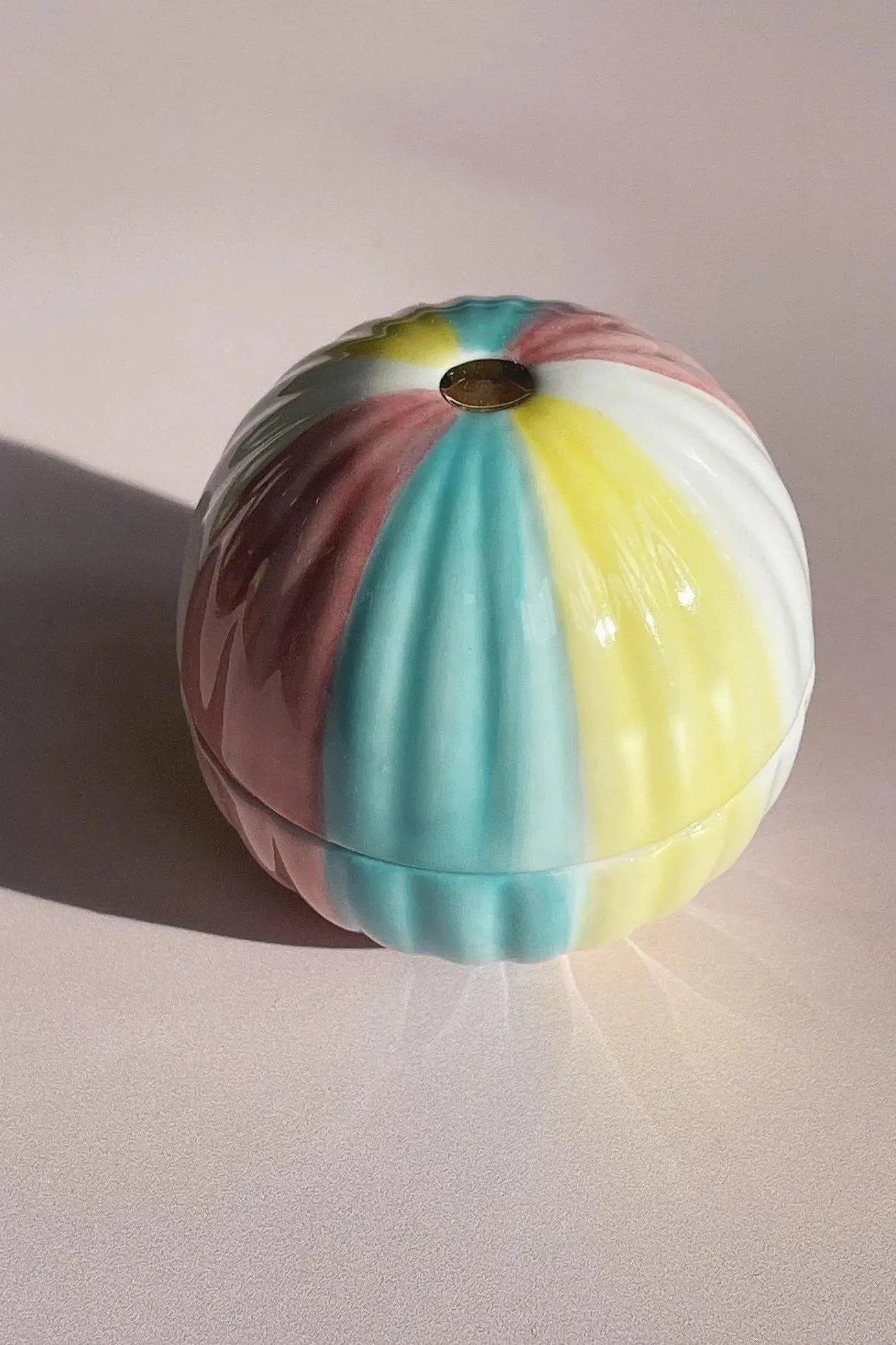 Keramik lågkrukke med pastelfarvede striber fra Japan Studio Hafnia