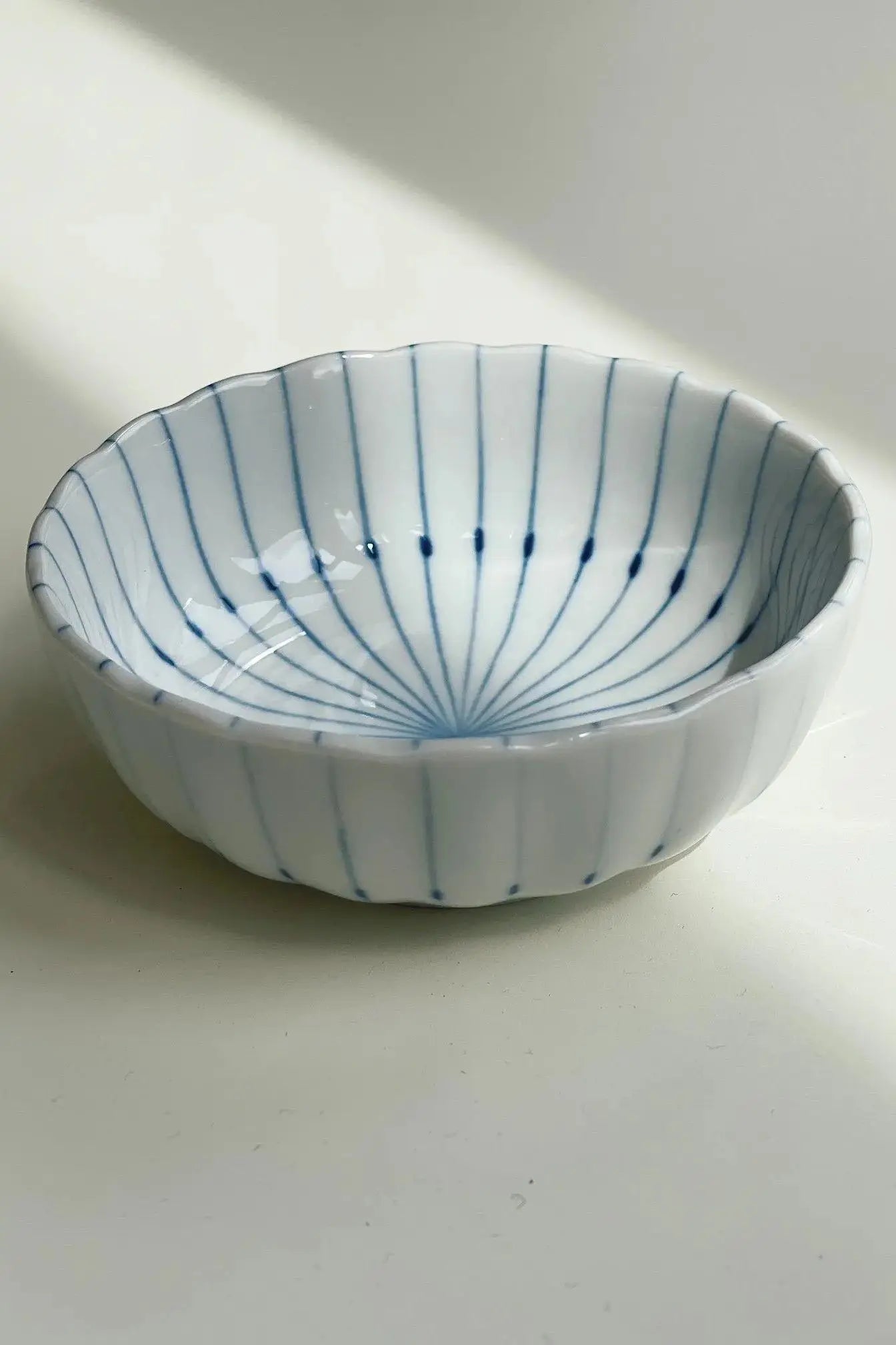 Krysantemum skål med tynde, blå striber Studio Hafnia