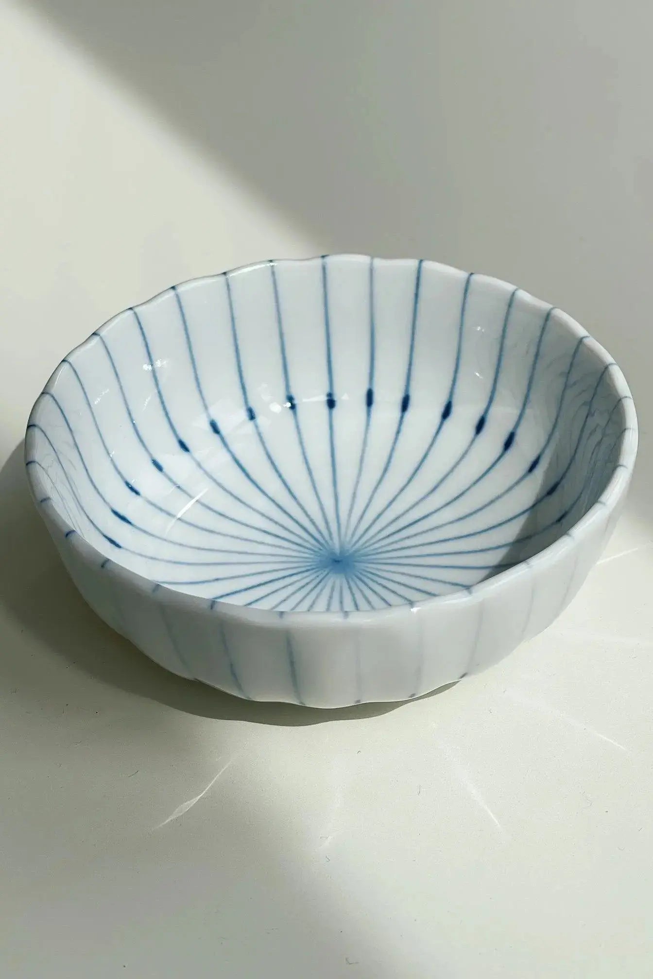 Krysantemum skål med tynde, blå striber Studio Hafnia