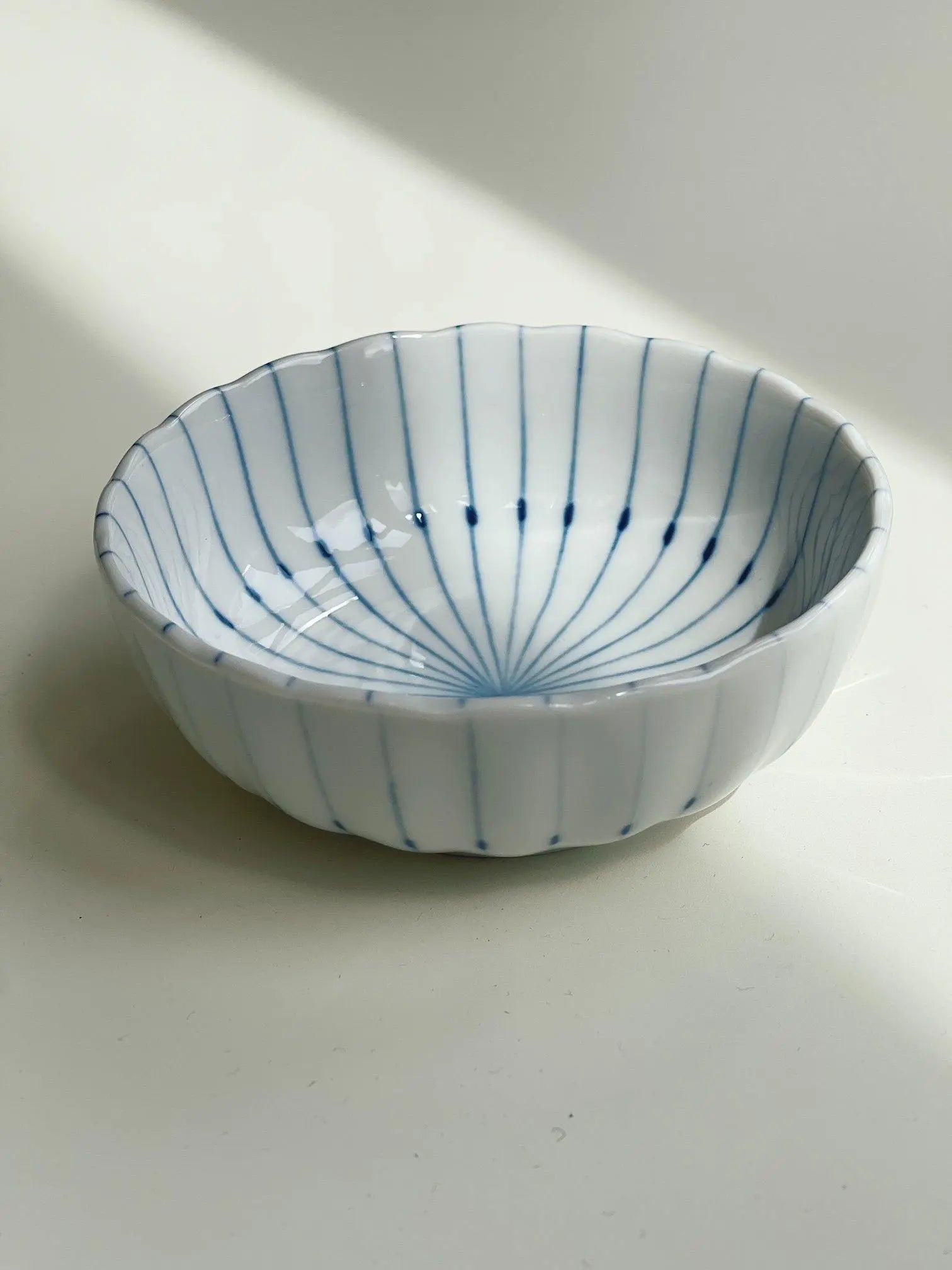 Krysantemum skål med tynde, blå striber Studio Hafnia