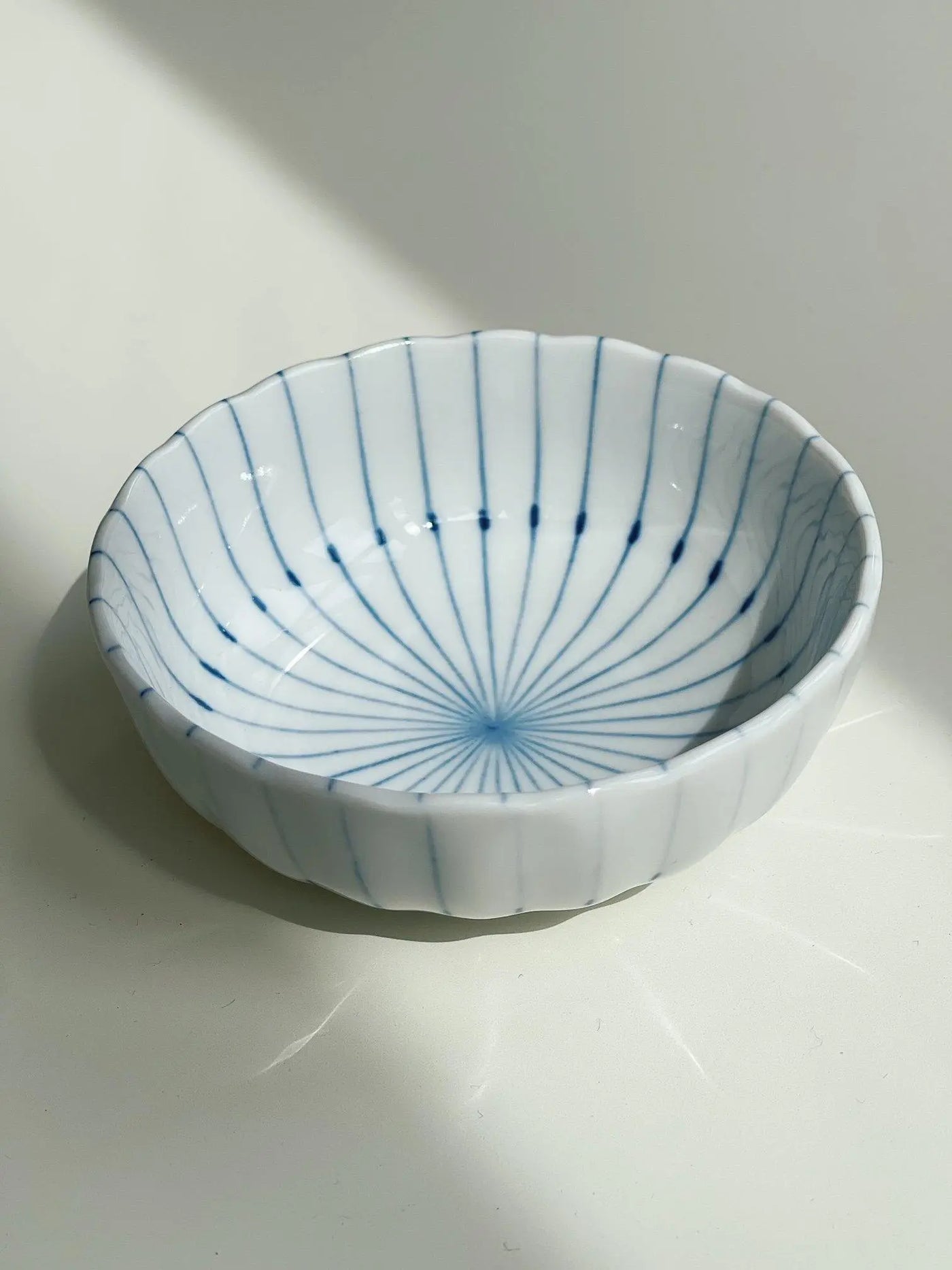 Krysantemum skål med tynde, blå striber Studio Hafnia