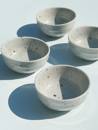 Lille hvid/blå/grålig skål med brune prikker fra Japan Studio Hafnia