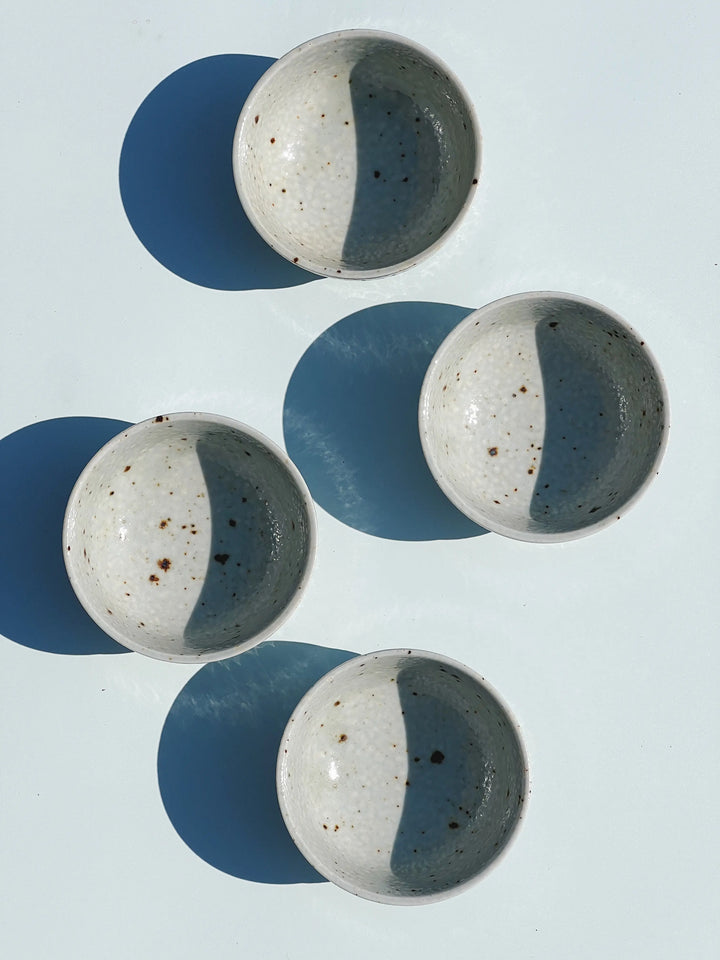 Lille hvid/blå/grålig skål med brune prikker fra Japan Studio Hafnia