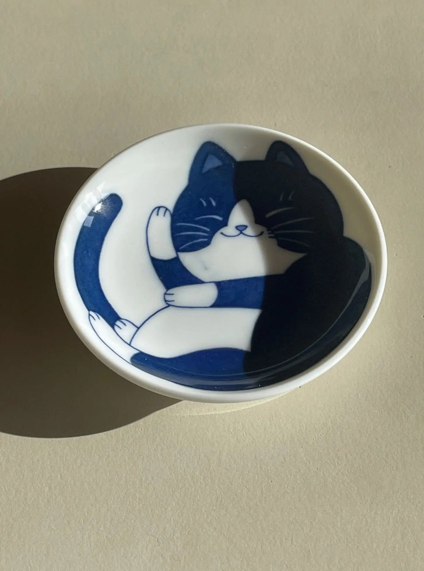 Lille japansk skål med blå kat | Mørkeblå eller lyseblå Studio Hafnia
