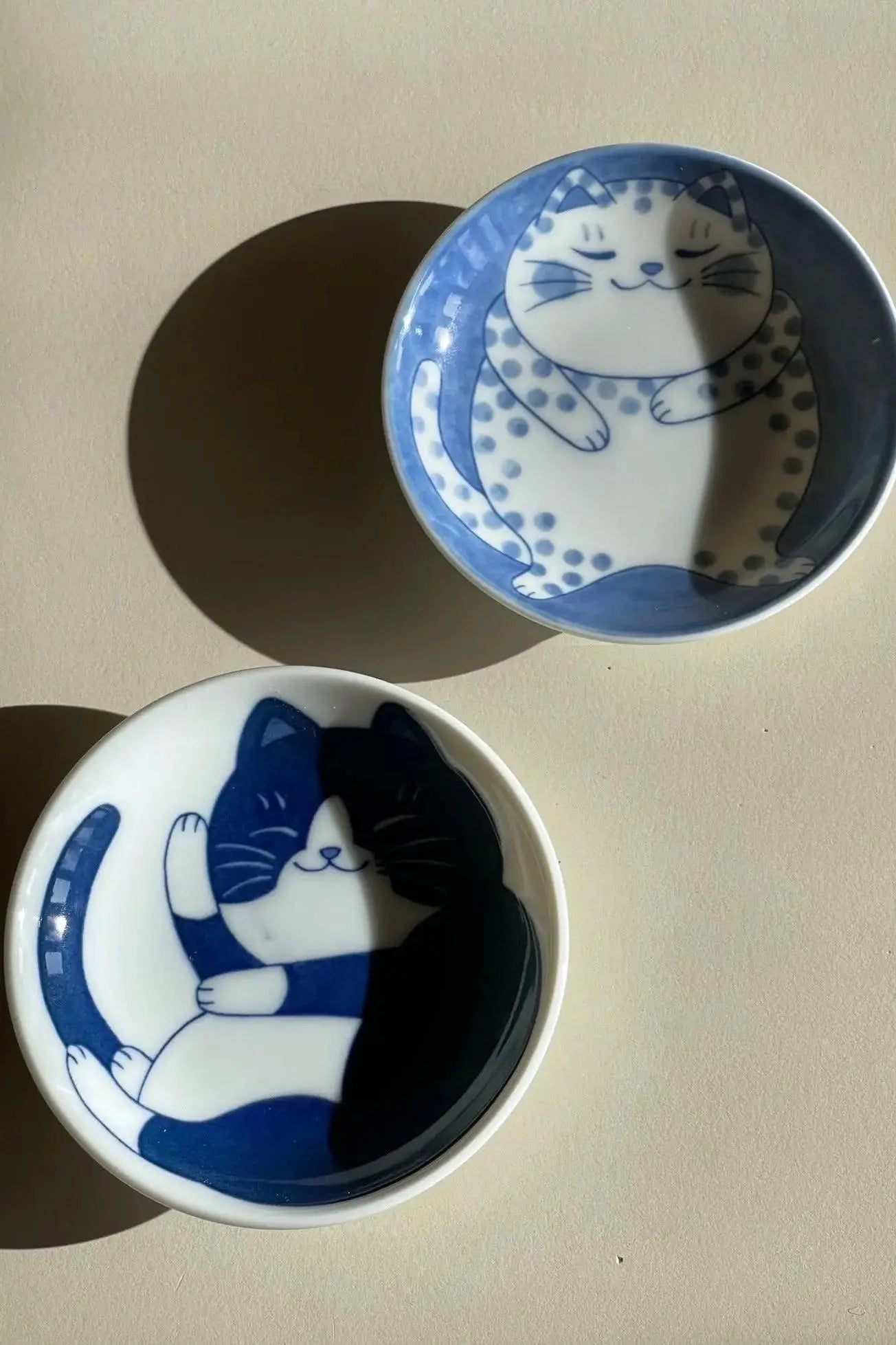 Lille japansk skål med blå kat | Mørkeblå eller lyseblå 10 cm Studio Hafnia