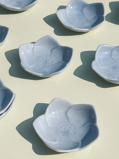 Lille, japansk blomsterformet tallerken/skål i lyseblå Studio Hafnia
