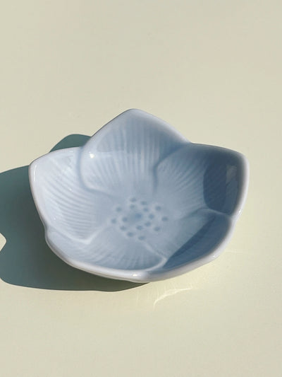 Lille, japansk blomsterformet tallerken/skål i lyseblå Studio Hafnia