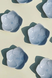 Lille, japansk blomsterformet tallerken/skål i lyseblå Studio Hafnia