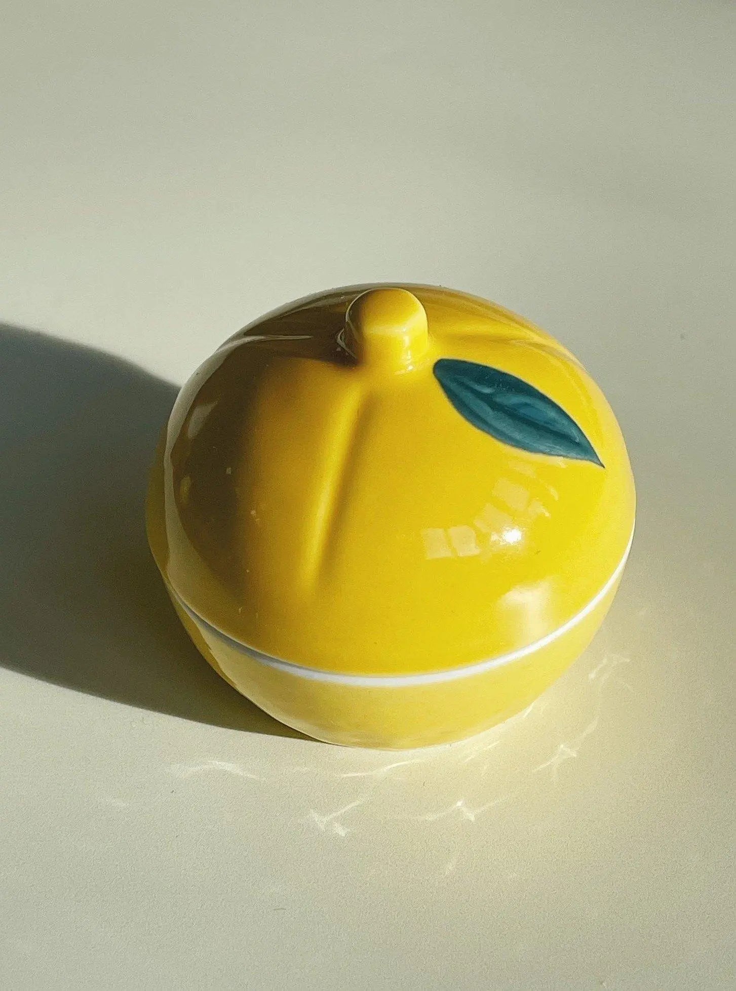 Lille, japansk citronlågkrukke i keramik | Gul Studio Hafnia