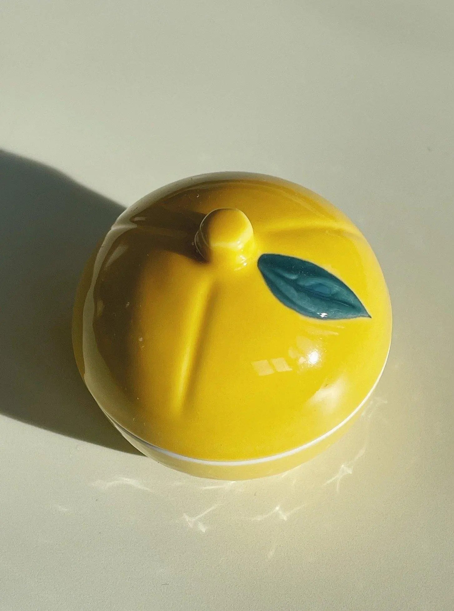 Lille, japansk citronlågkrukke i keramik | Gul Studio Hafnia