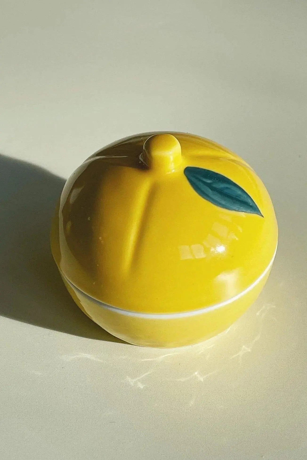 Lille, japansk citronlågkrukke i keramik | Gul Studio Hafnia